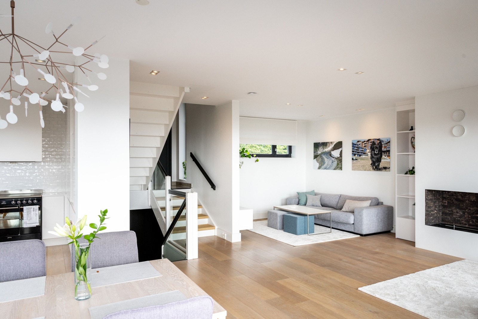 Den åpne planløsningen gir god kontakt mellom spiseplass, sofakrok og kjøkken, og skaper et sosialt rom som passer både til hverdags og selskap. Galleribilde