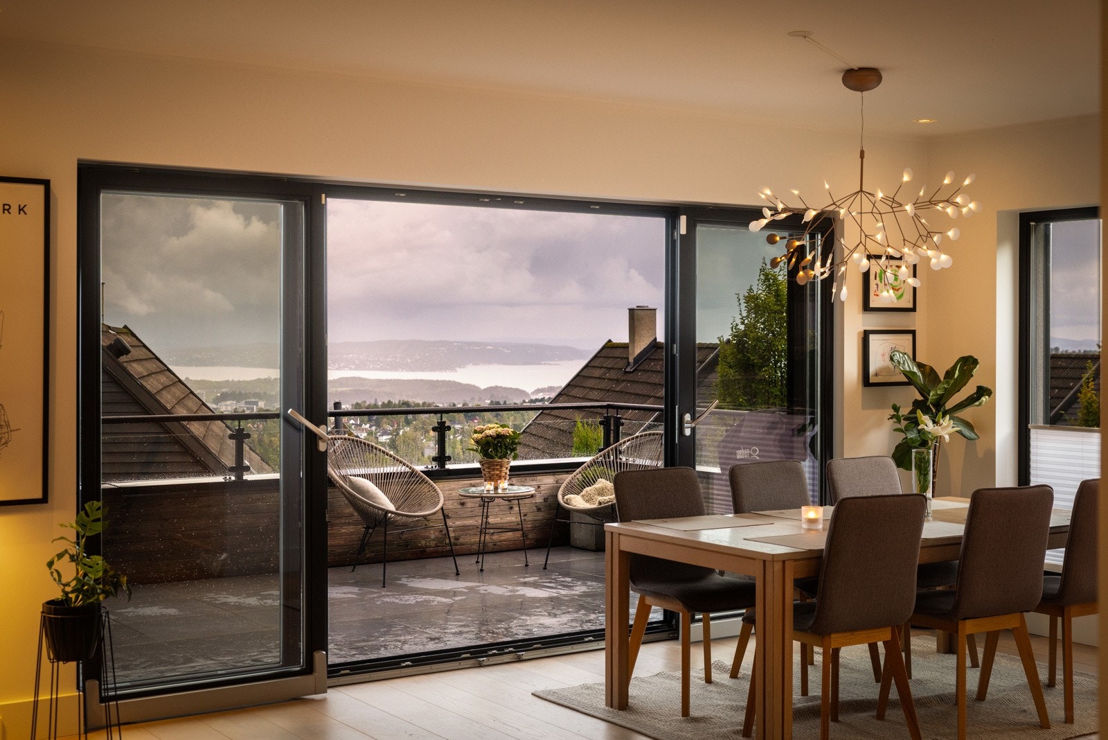 Fra stuen er det utgang til en herlig balkong. Galleribilde