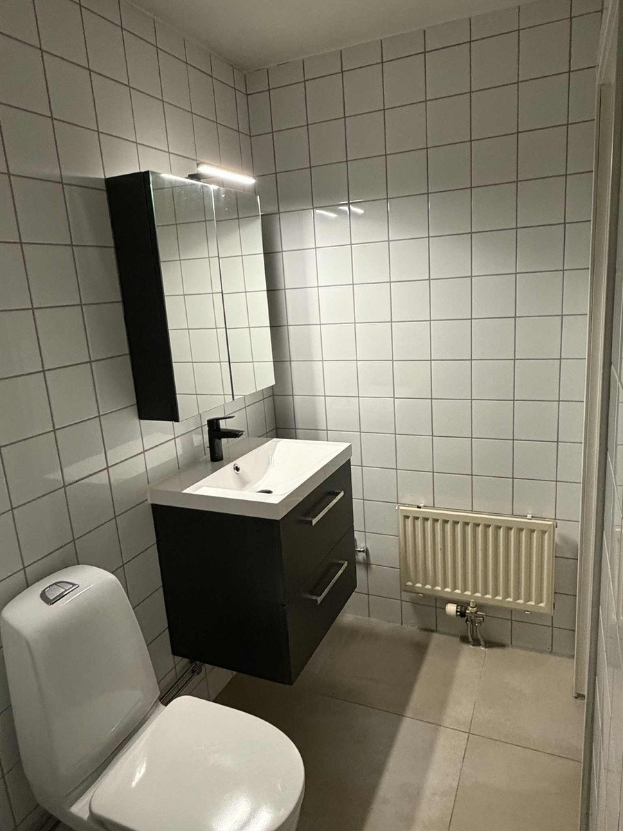 Baderommet er pusset opp i 2025 med nye fliser på gulv og ny innredning Galleribilde