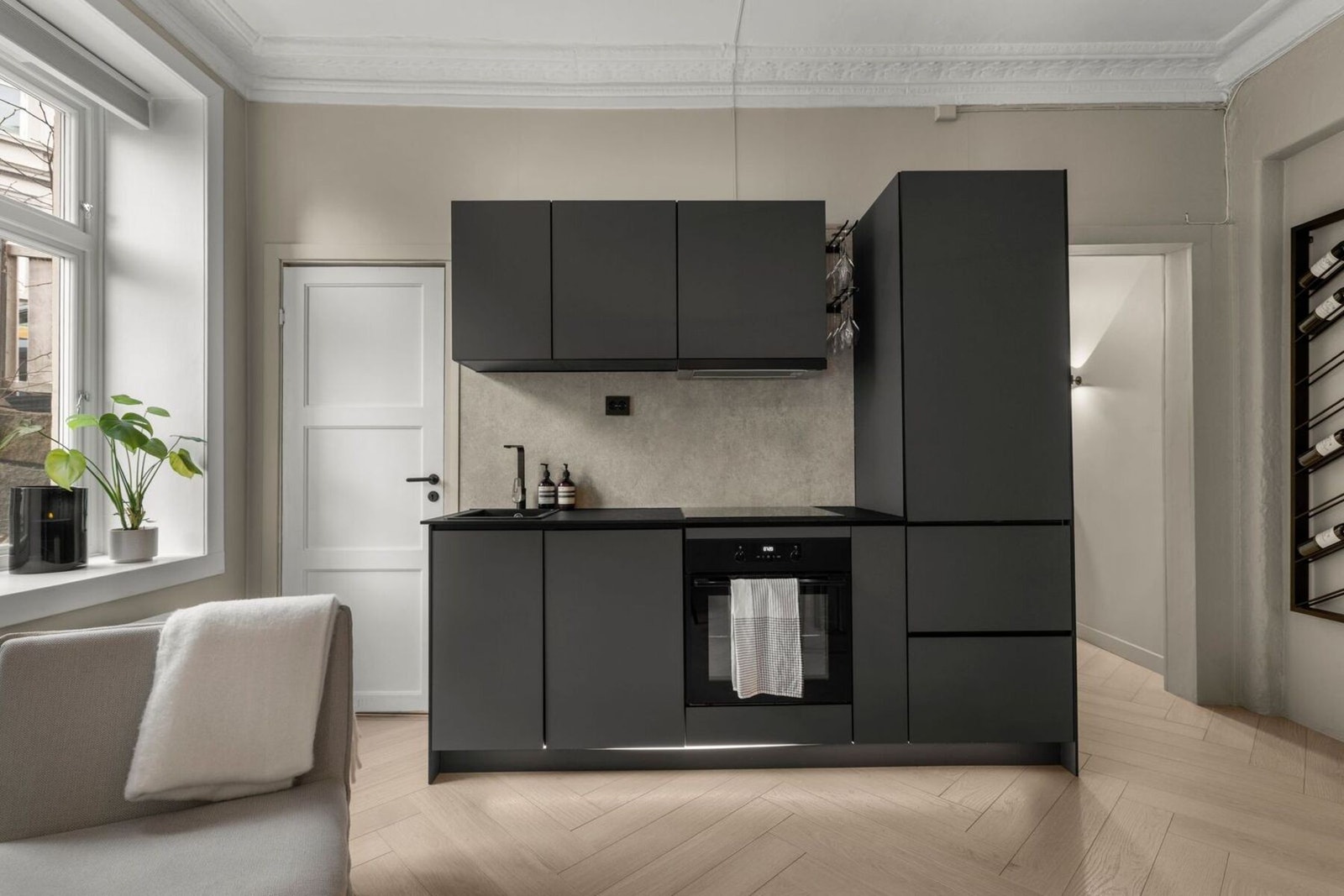 Kjøkken fra 2021 med ryddig uttrykk og god skapplass Galleribilde