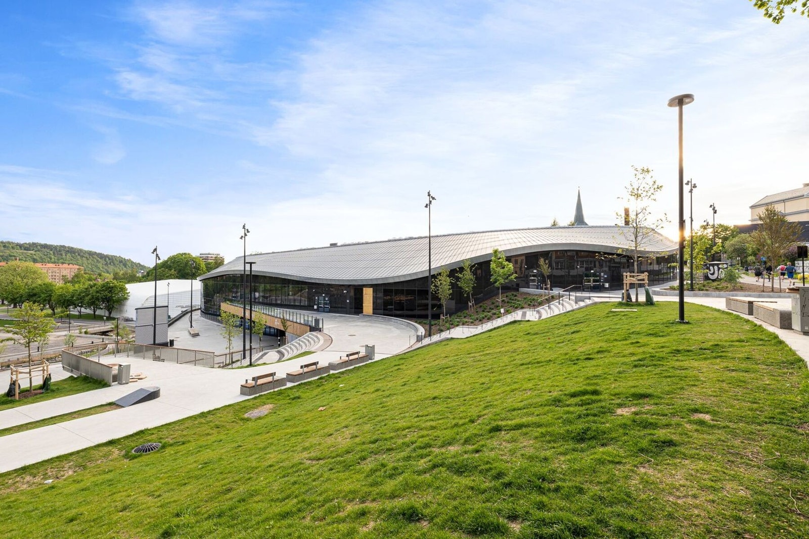 Grønt og åpent parkområde rundt Jordal Amfi Galleribilde