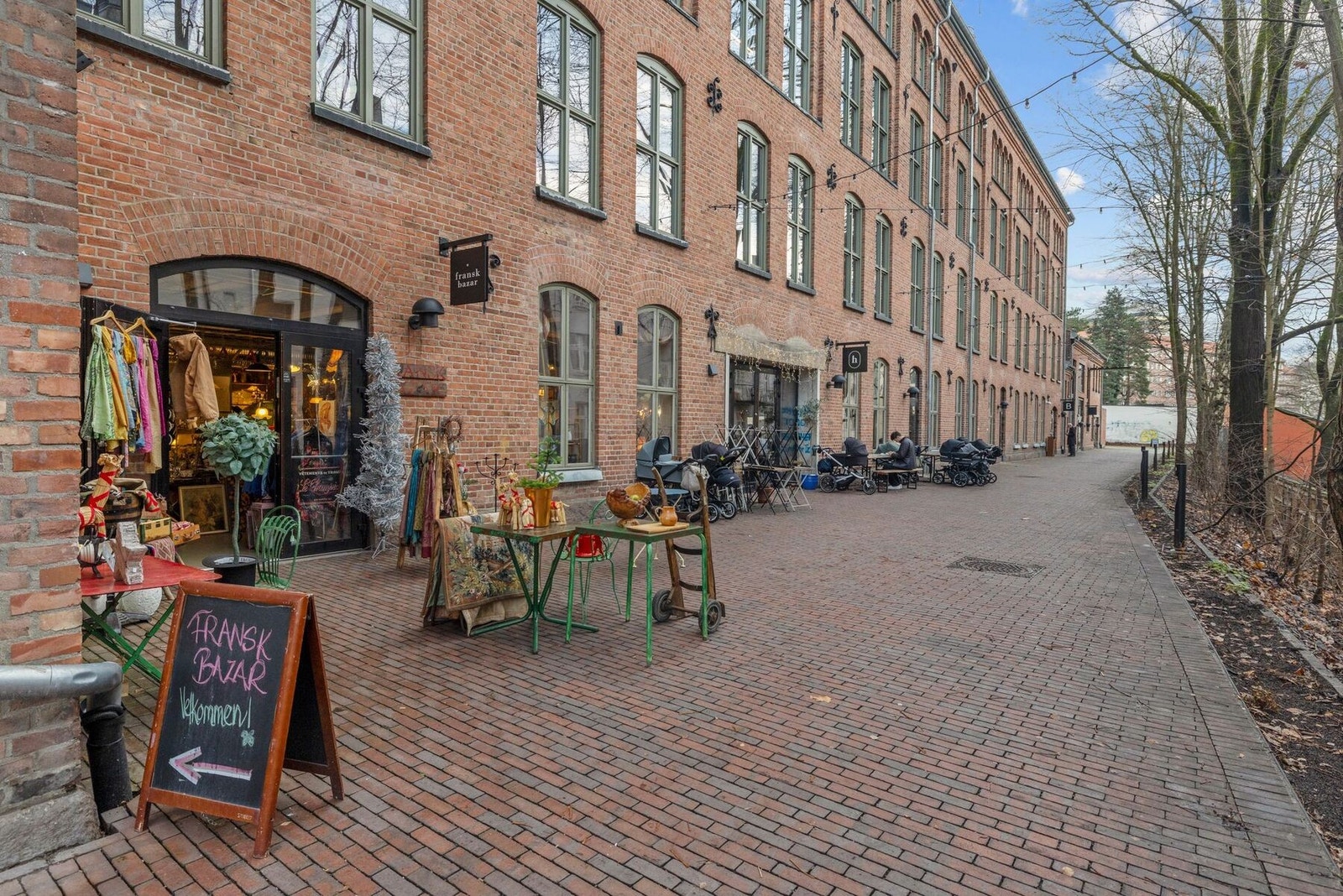 Hyggelig nærområde med kaféer og butikker Galleribilde