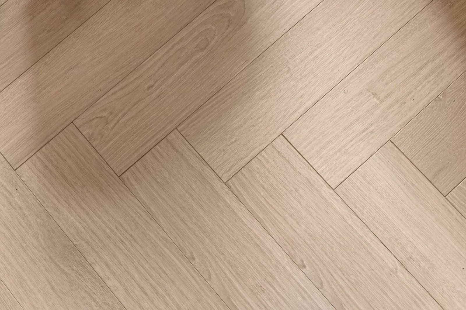 Gulv lagt i fiskebensmønster gir rommet et gjennomført preg Galleribilde