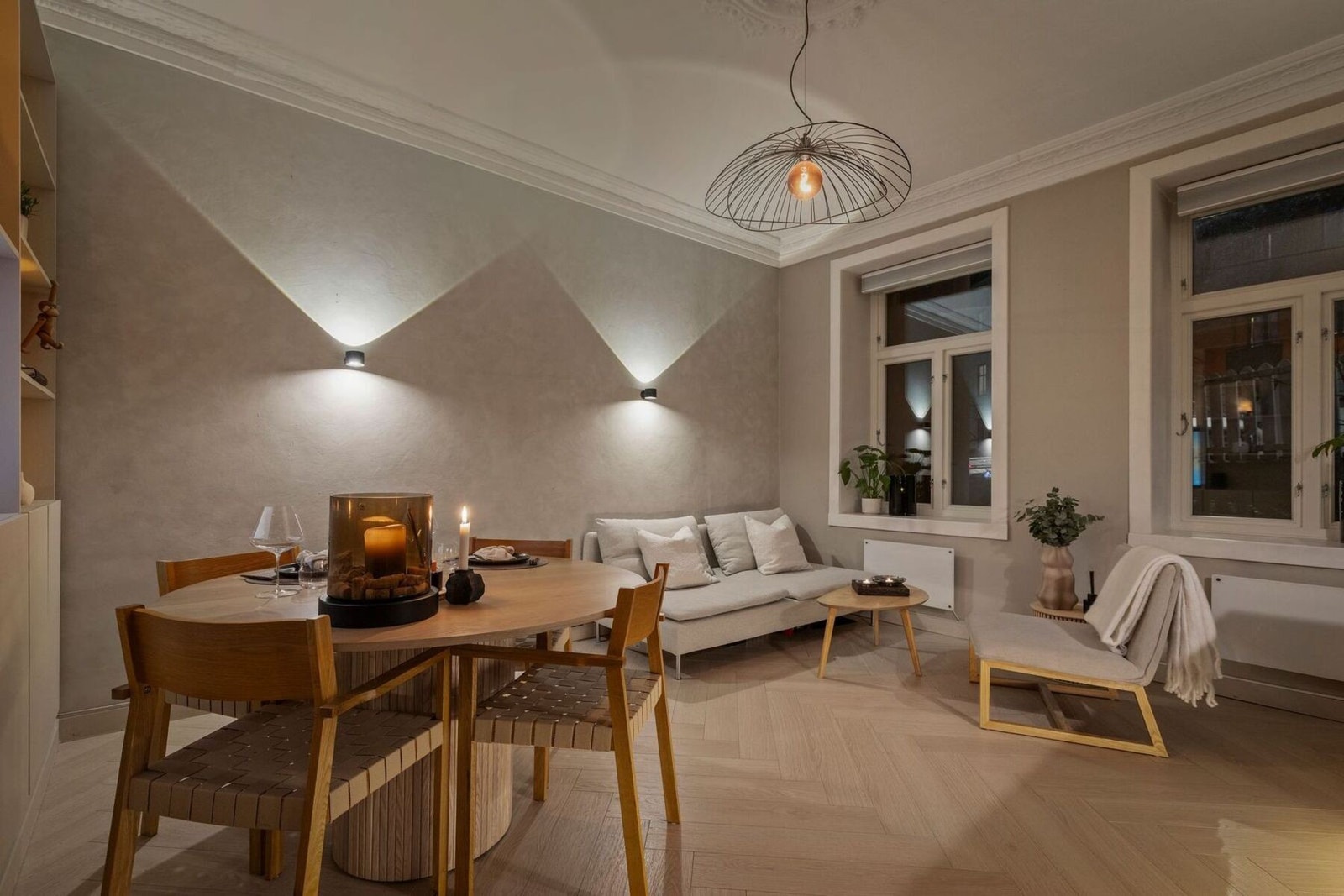 Stuen fremstår lun og innbydende med dempet belysning på kveldstid Galleribilde