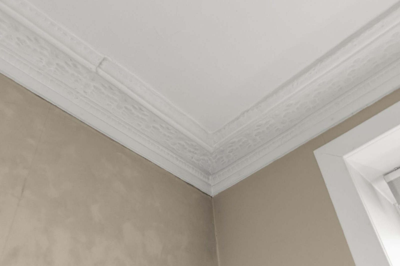 Pene taklister gir rommet et klassisk uttrykk Galleribilde