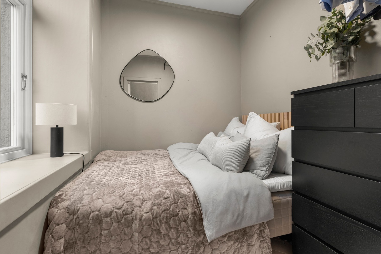 Plass til dobbeltseng og garderobeløsning på soverommet Galleribilde