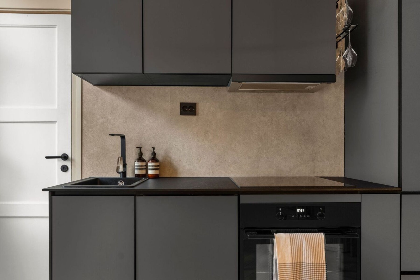 Kjøkkenet har integrerte hvitevarer og god arbeidsflate Galleribilde