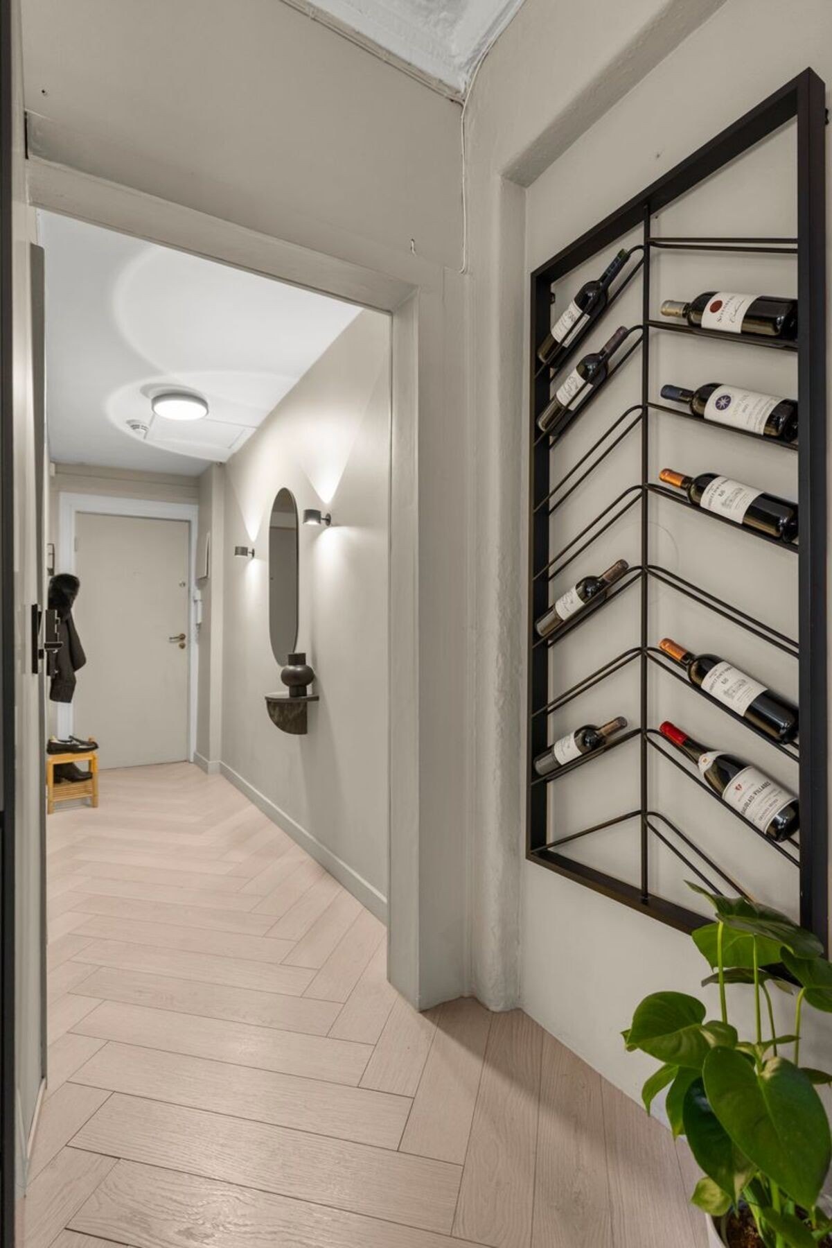 Entréen binder rommene fint sammen og gir et ryddig førsteinntrykk av boligen Galleribilde