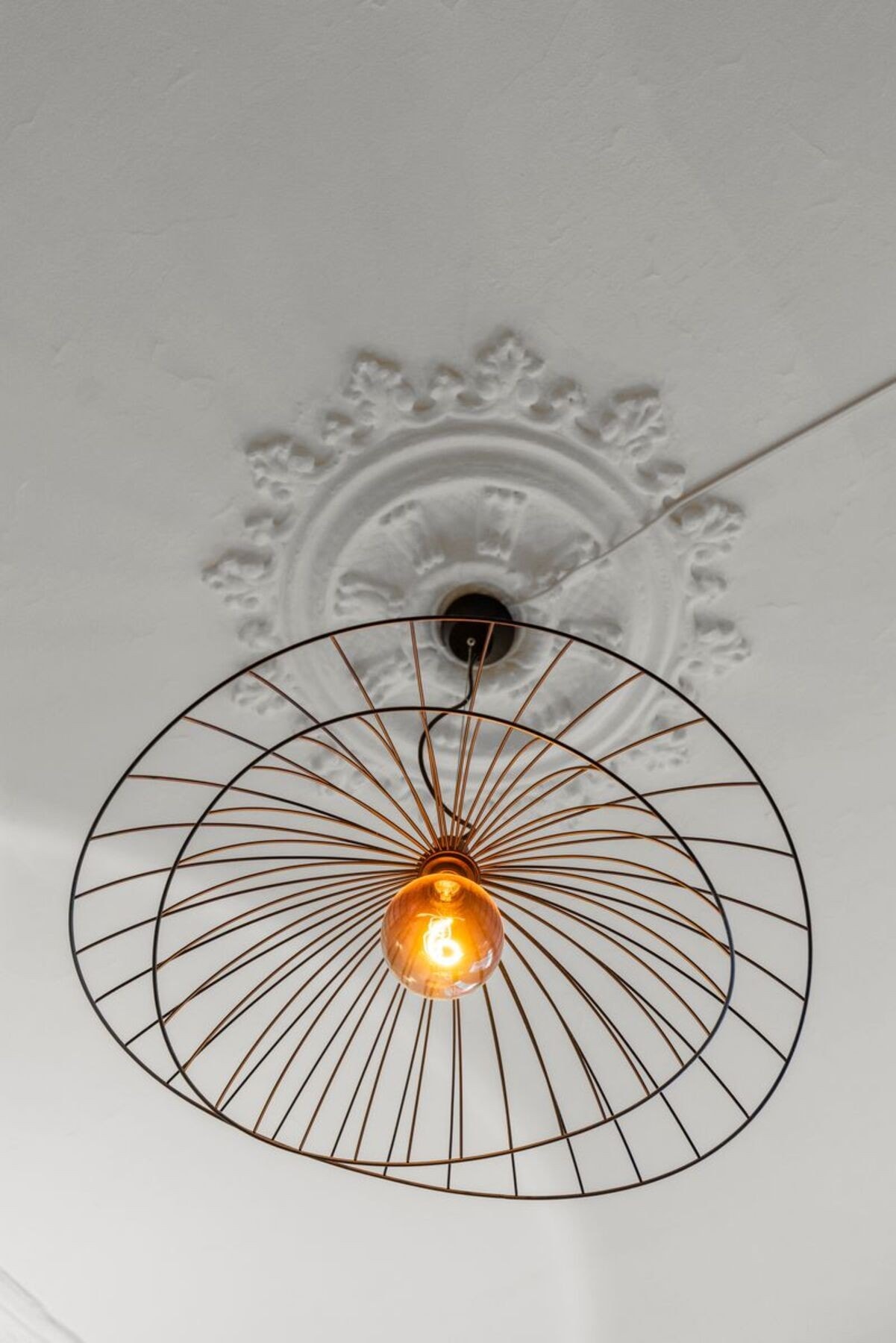 Klassisk rosett i taket som gir rommet et fint preg Galleribilde