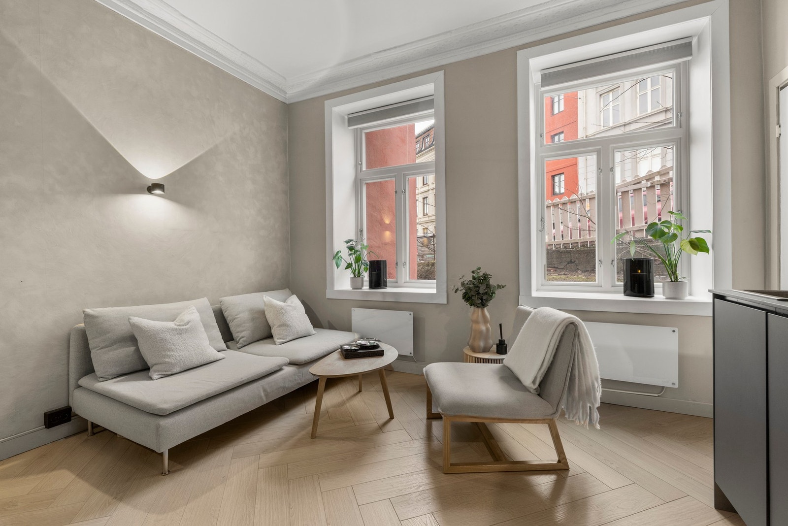 Stuen har gode vindusflater som slipper inn rikelig med dagslys Galleribilde