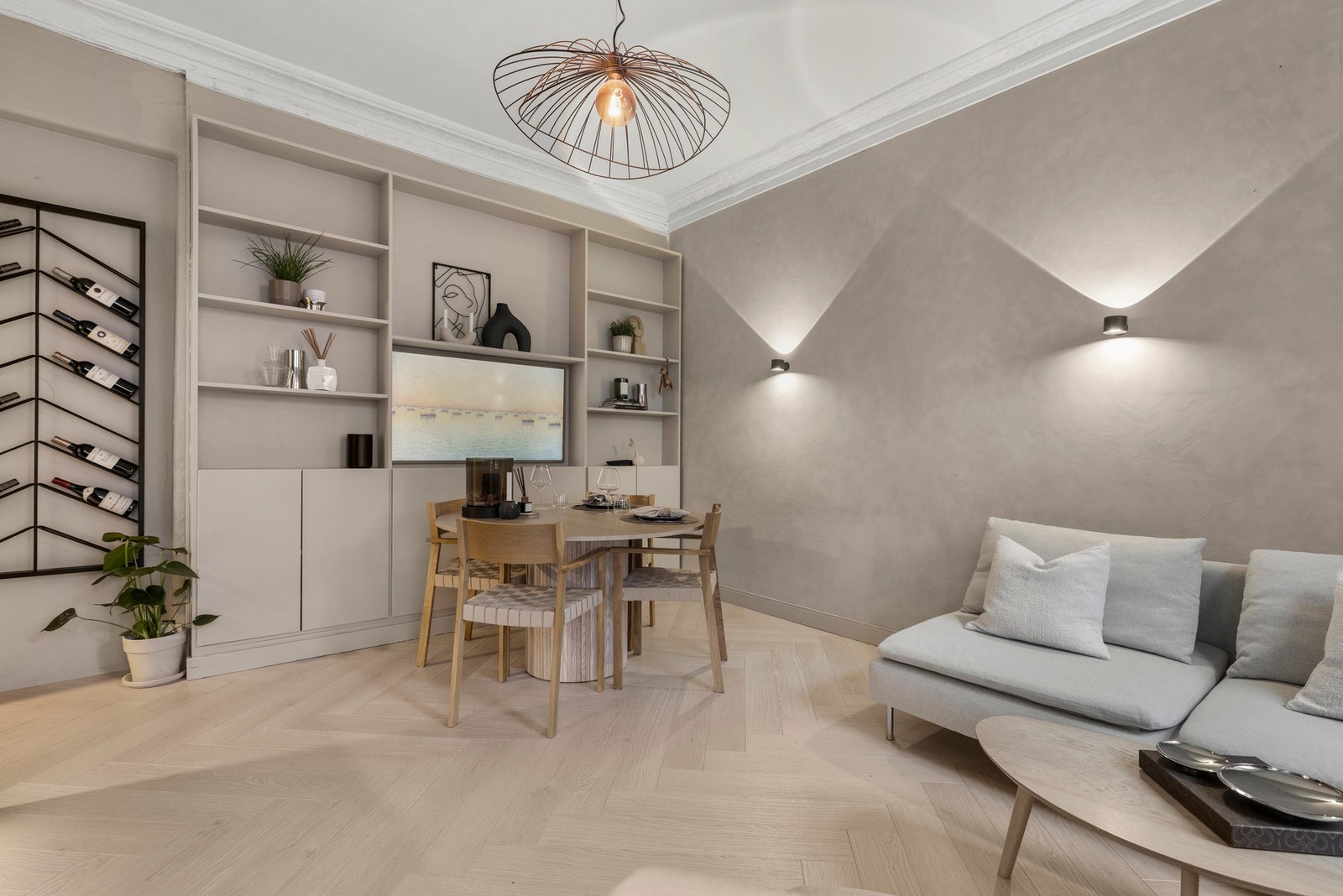 Stuen har god romfølelse med plass til både sofa og spisebord Galleribilde