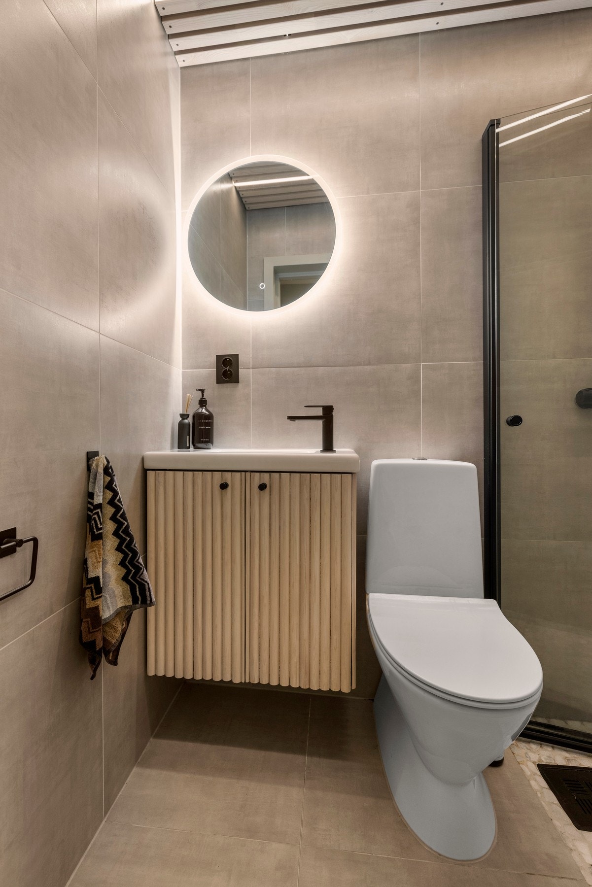 Badet er oppgradert i 2021 med nye overflater og innredning, med varmekabler i gulv Galleribilde