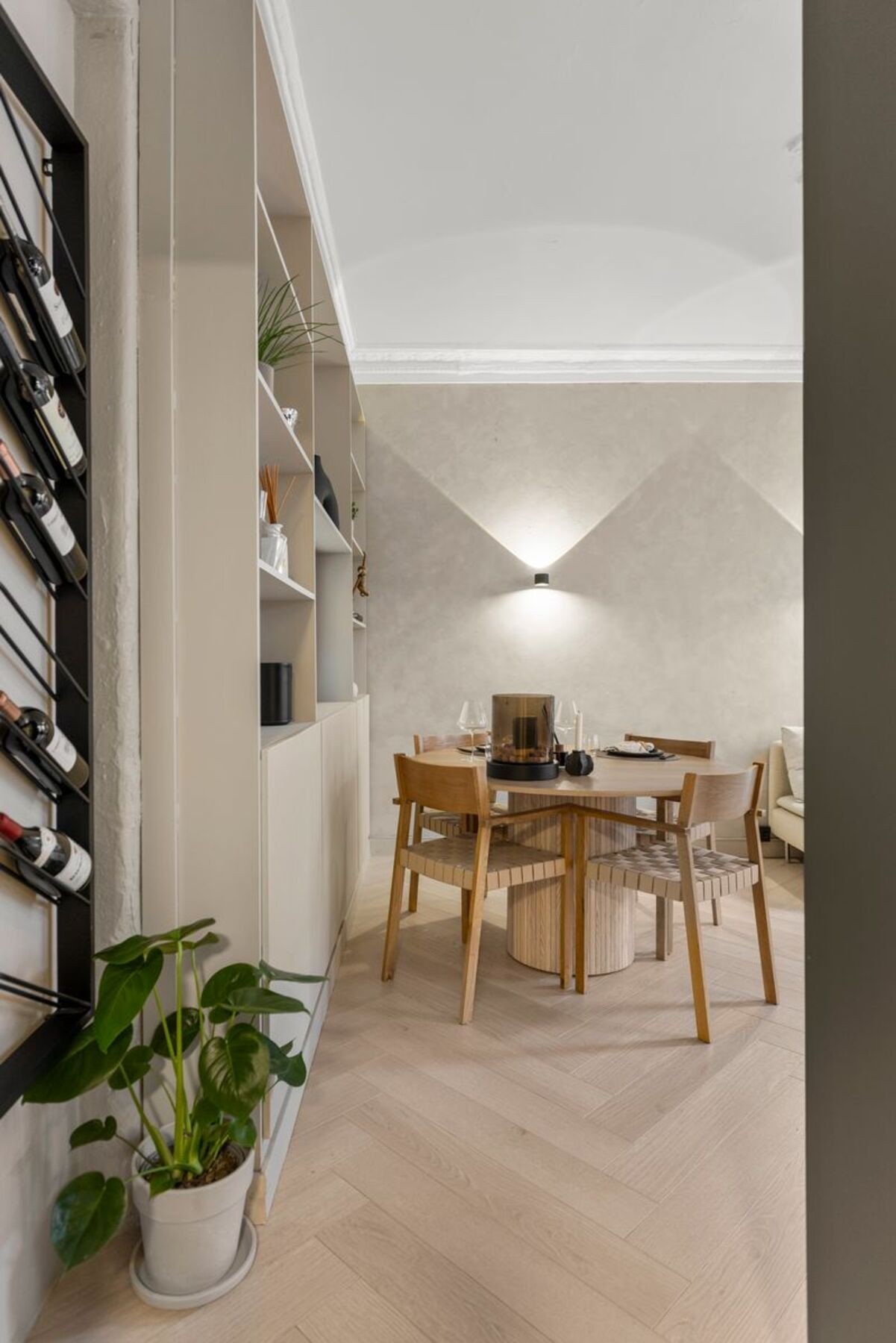 Fin flyt mellom stue, kjøkken og resten av boligen Galleribilde