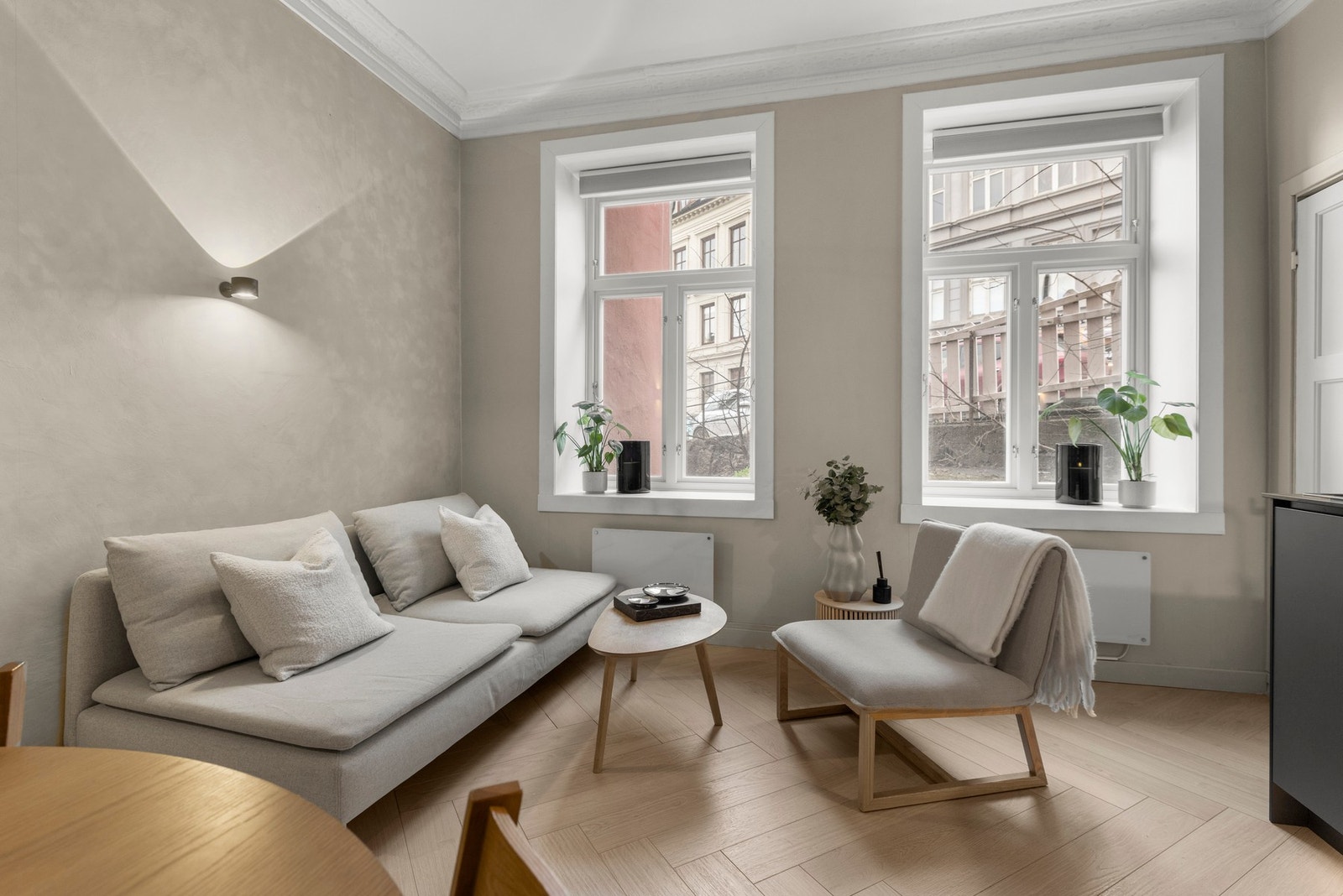 Pen stue med fleksible møbleringsmuligheter Galleribilde