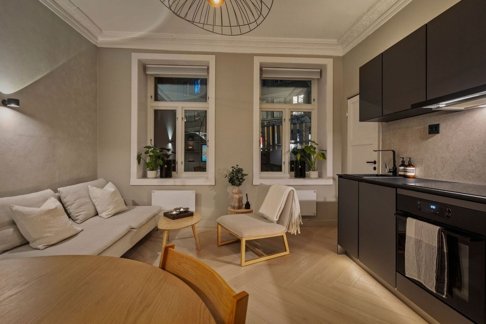 Kjøkkenet ligger åpent mot stuen og gir en sosial løsning Galleribilde