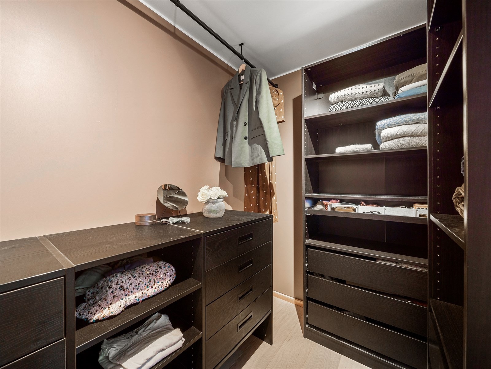 Egen walk-in-garderobe - en drøm for de fleste! Galleribilde