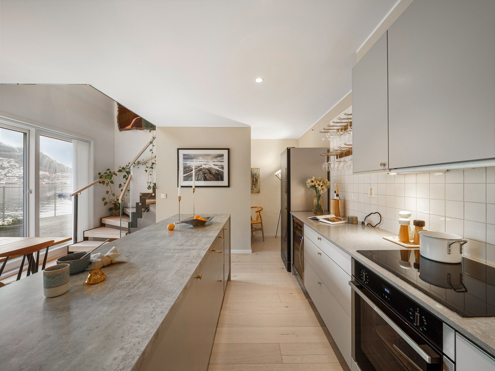 Benkeplaten er fra Løvaas Naturstein og er i Alfastone, et kompositt-materiale av kvarts og bindemiddel/farge. Galleribilde