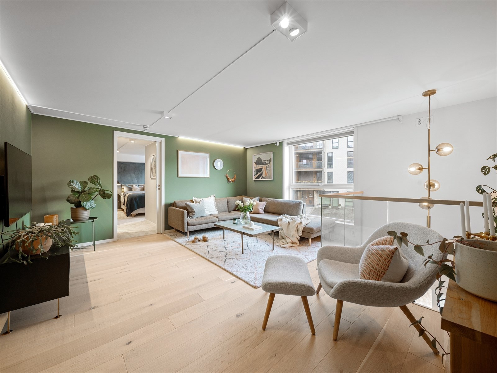 Stuen kombinerer mange nydelige detaljer, igjen med 1-stavs eikeparkett på gulv, stilig glassrekkverk og en fin kontrastvegg. Galleribilde