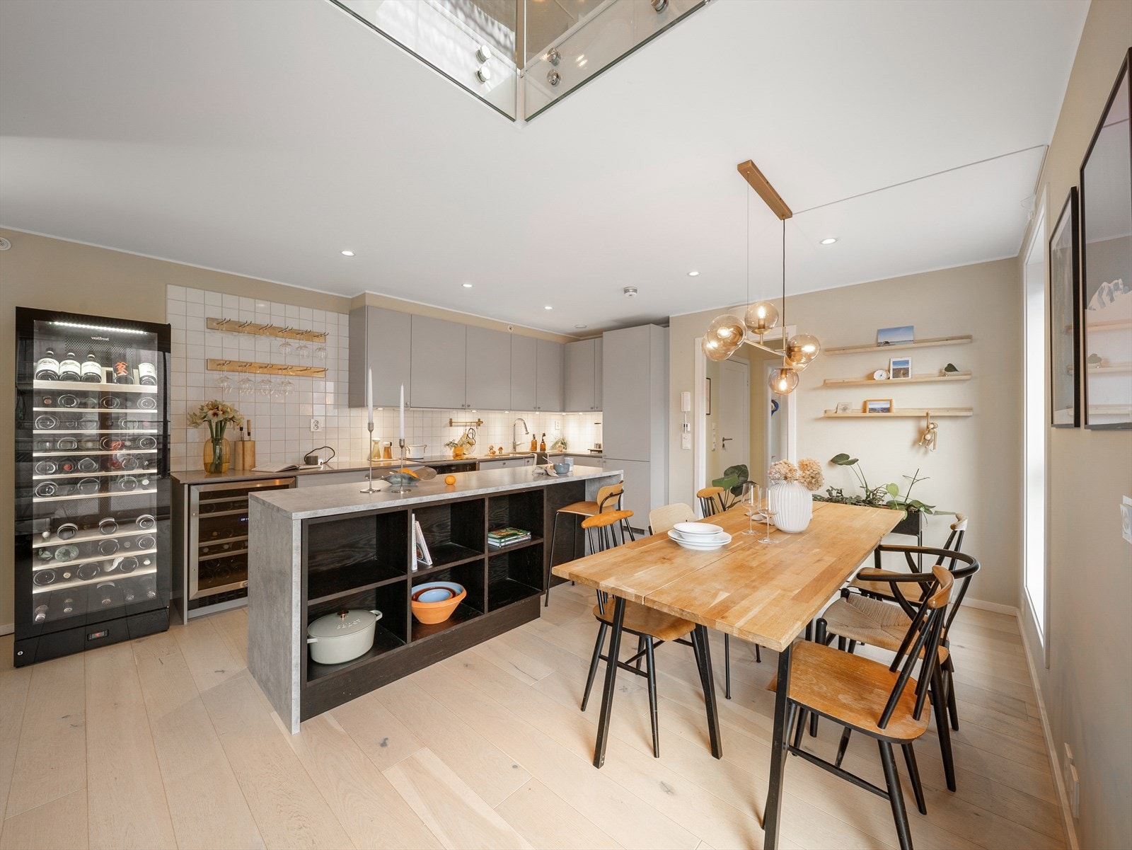 Stilrent og elegant kjøkken i lys grå utførelse fra Norema med integrerte hvitevarer fra kvalitetsleverandøren Siemens. Det integrerte vinskapet medfølger handelen. Galleribilde