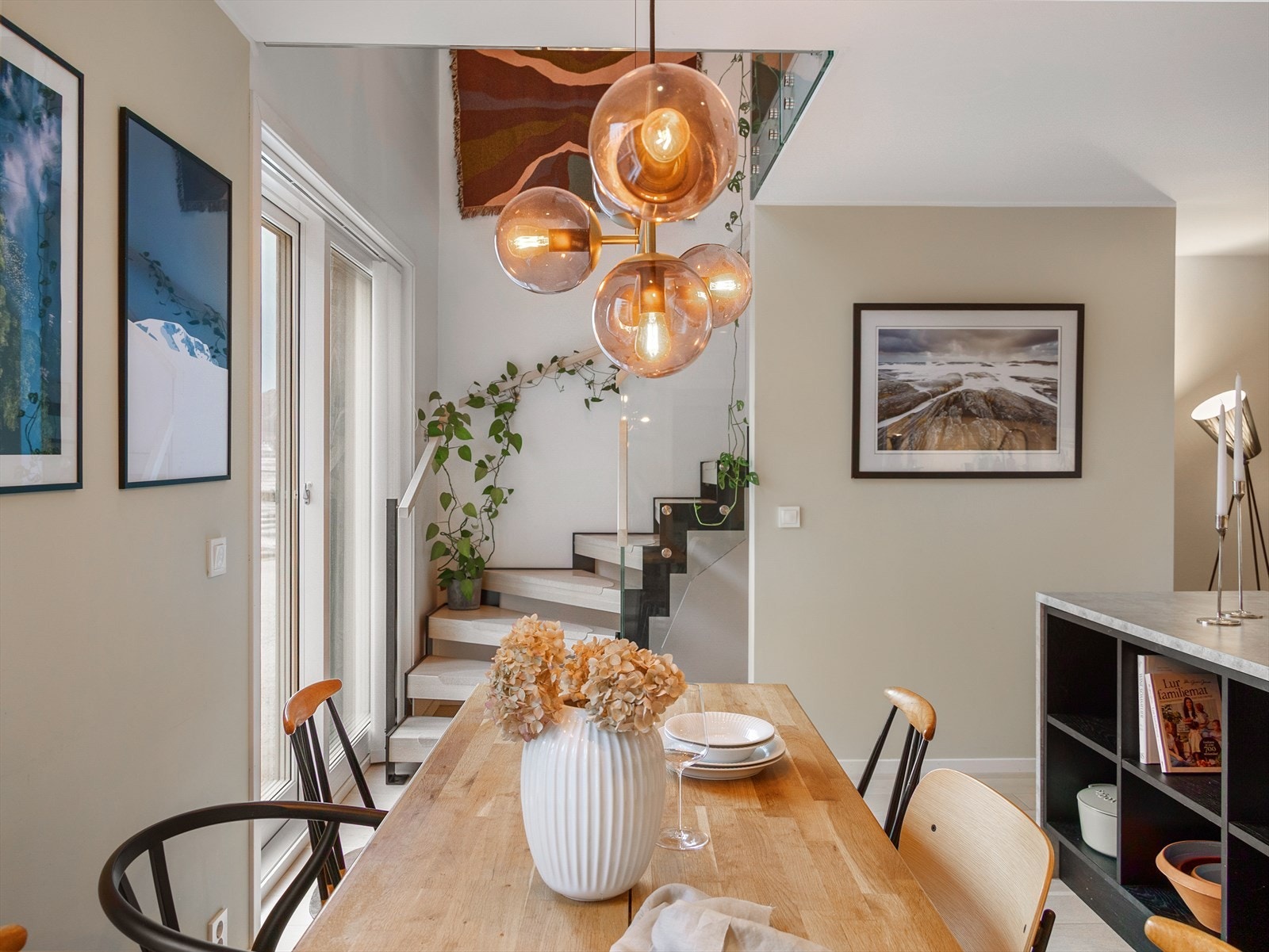 En nydelig, spesialbygget eiketrapp med glassrekkverk fører deg opp i 2. etasje. Galleribilde