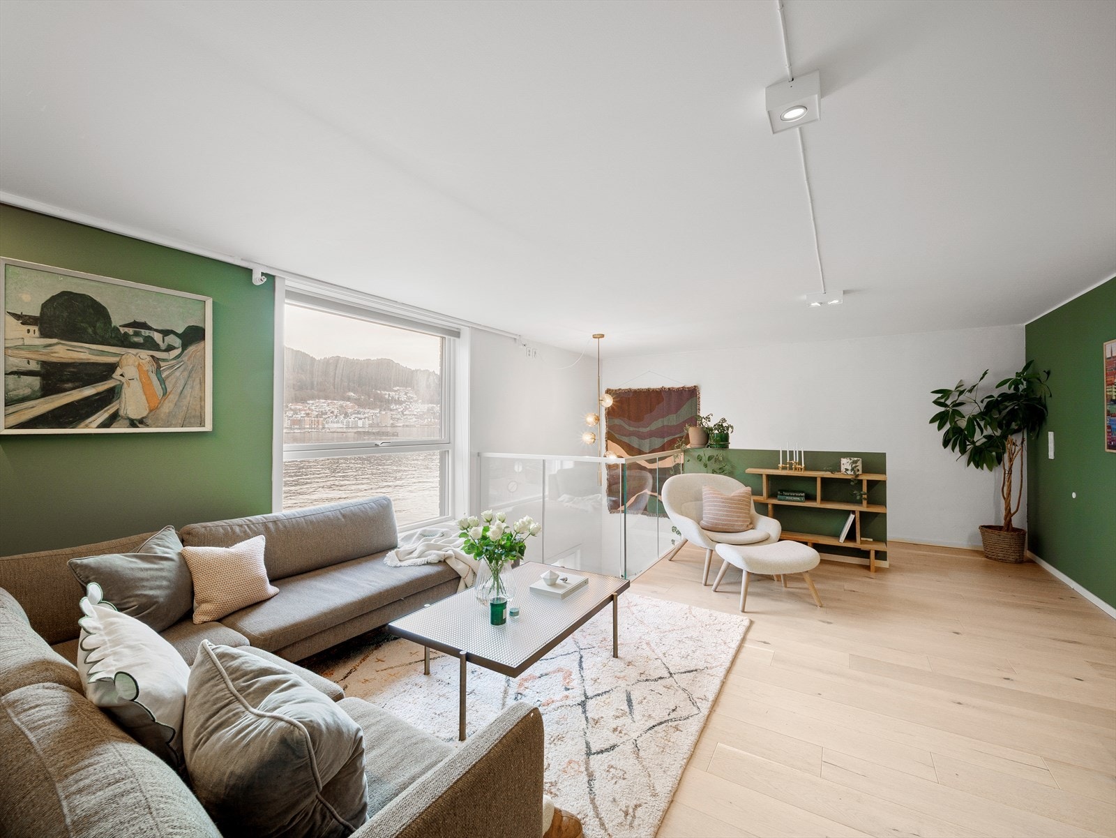 Her kan man nyte den nydelige utsikten mot sjøen! Galleribilde