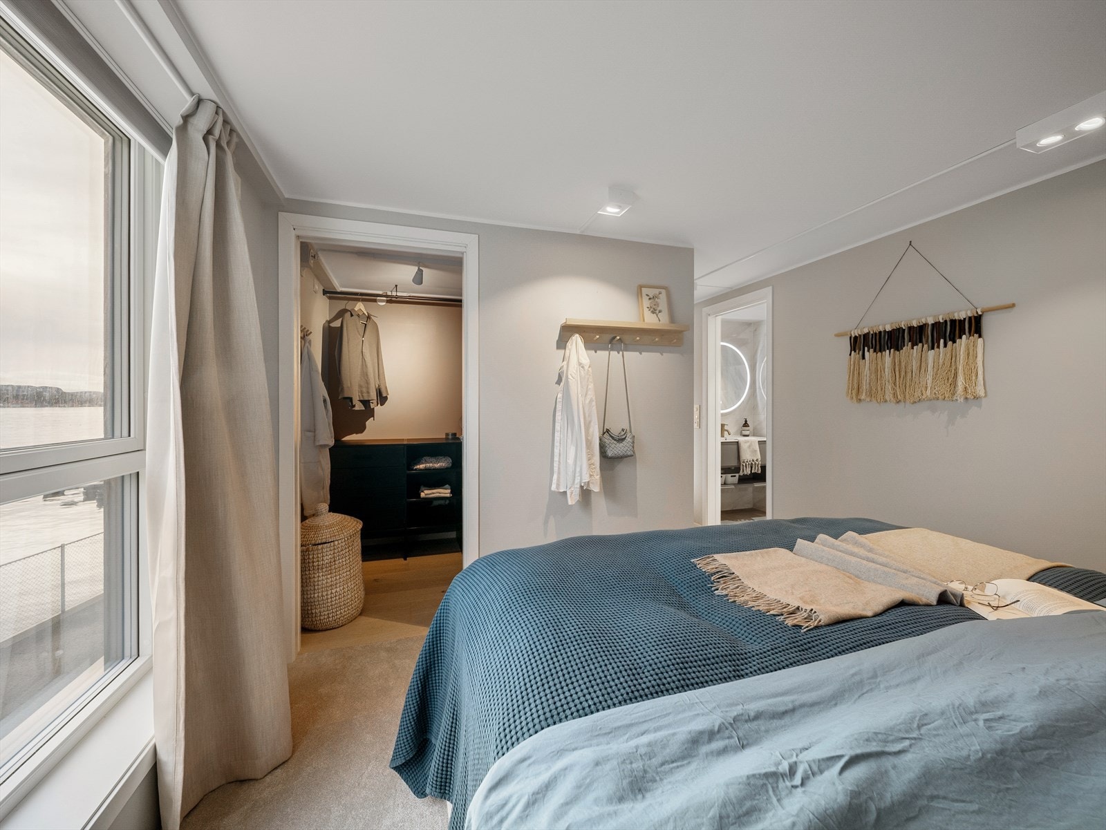 Det er lagt teppegulv og overflatene er malt i pene farger. Galleribilde