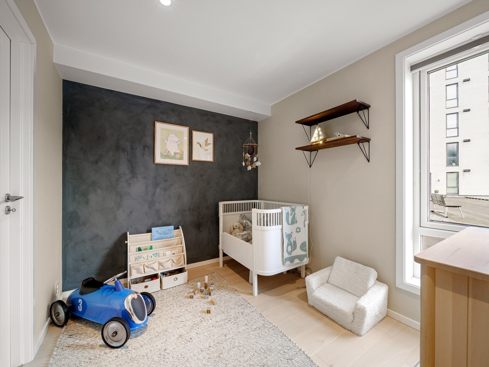 Soverommet i denne etasjen er av god størrelse og har 1-stavs eikeparkett på gulv og moderne fargevalg på veggflater. Praktisk innvendig bod til venstre. Galleribilde