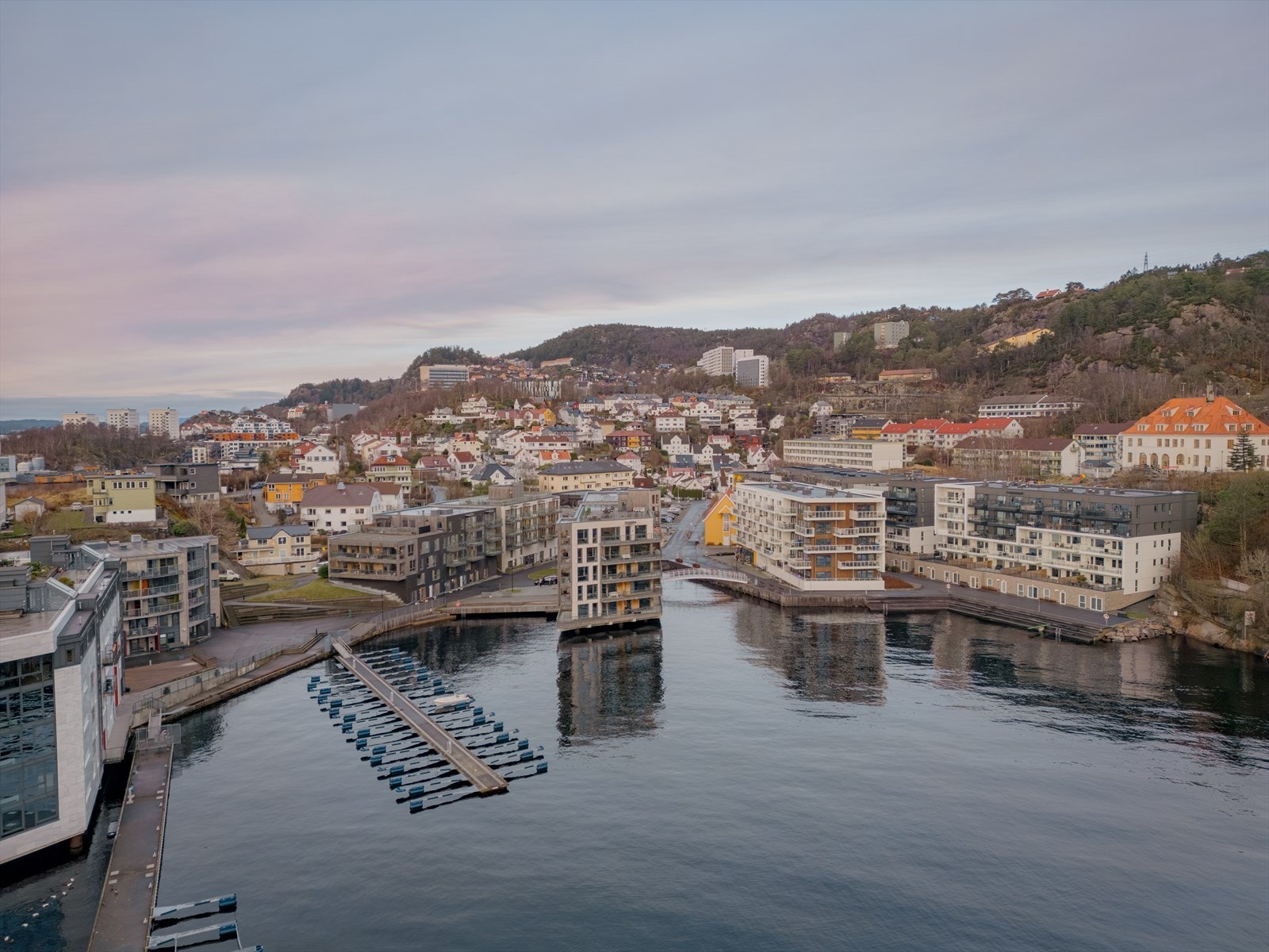 Gangavstand til NHH, kollektivtransport og et eldorado av turmuligheter. Galleribilde