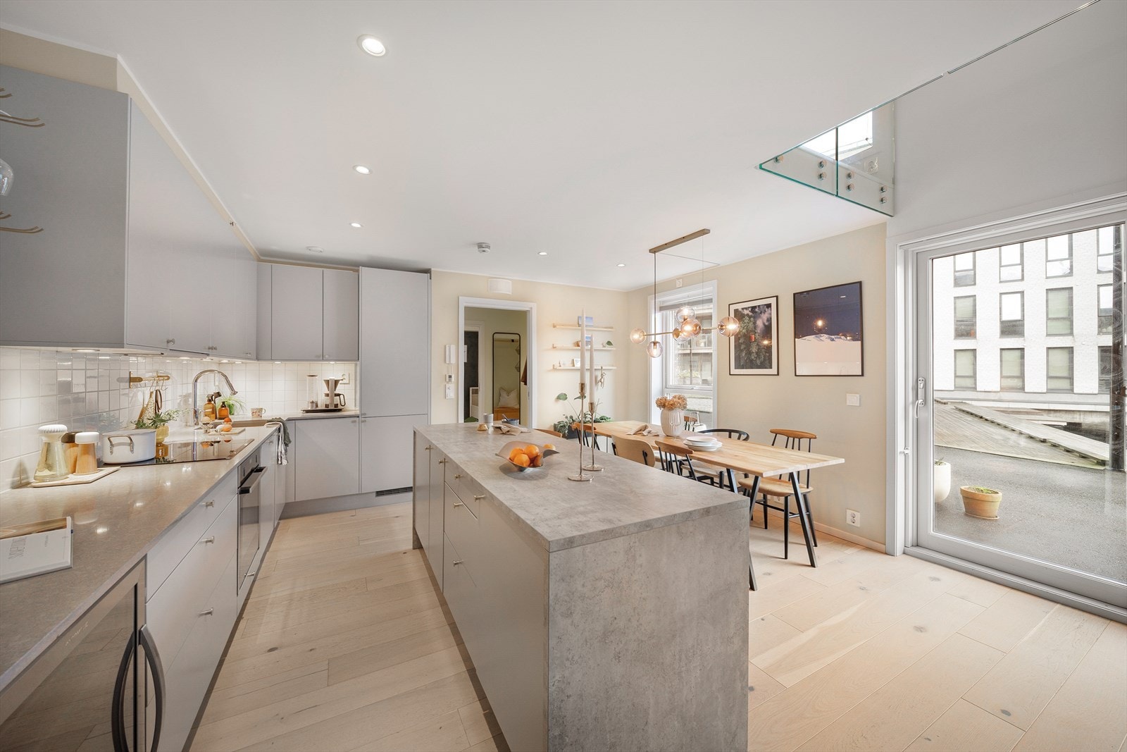 Lys og lekker leilighet med gjennomgående god og oppgradert standard. Galleribilde