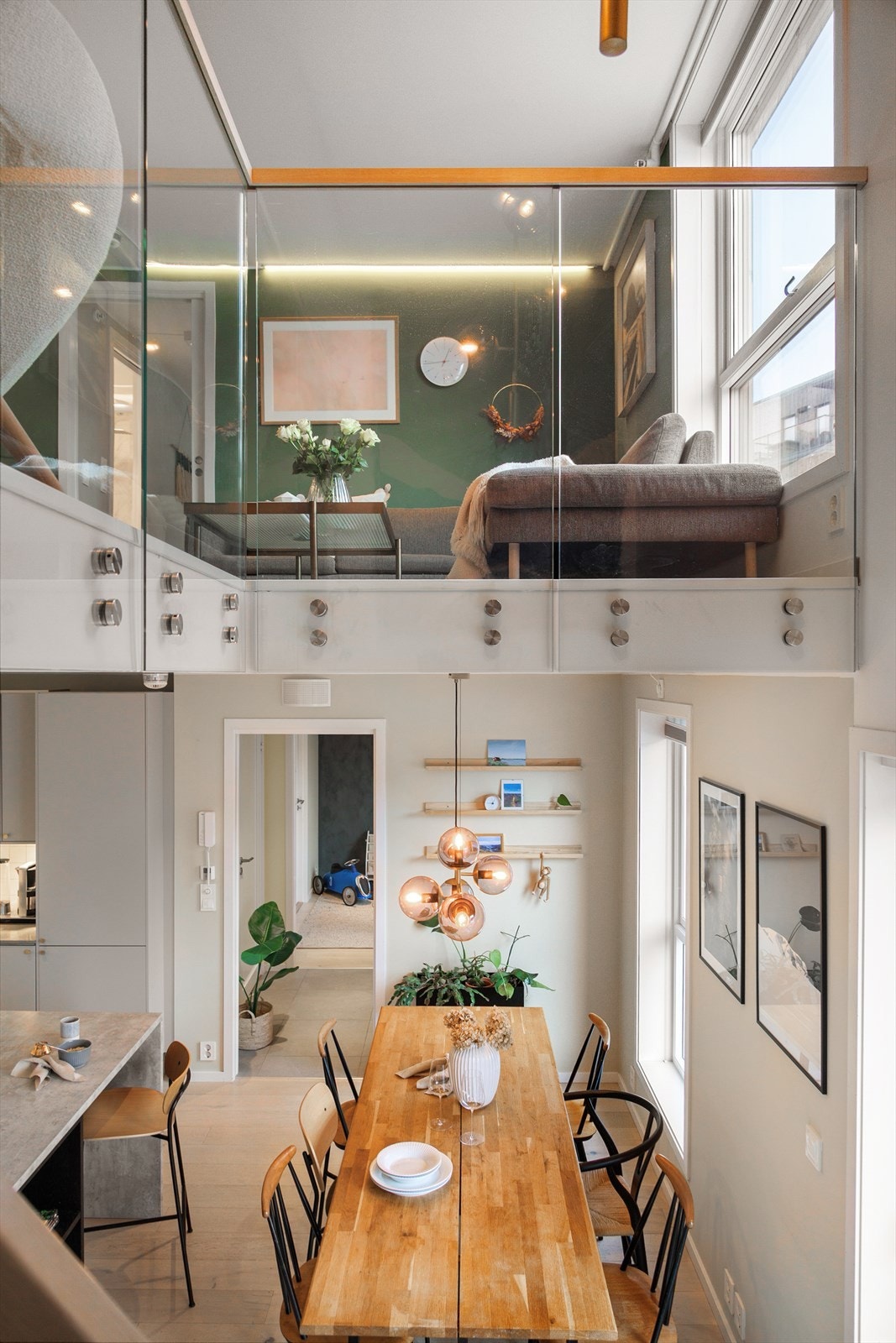 Kombinasjonen av takhøyden og den stilige trappen er fantastisk. Galleribilde