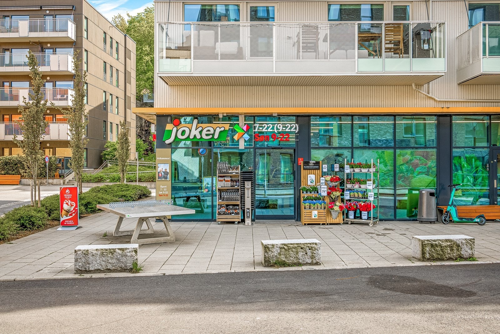 Den lokale daglivarebutikken (søndagsåpen) ligger like ved. Galleribilde