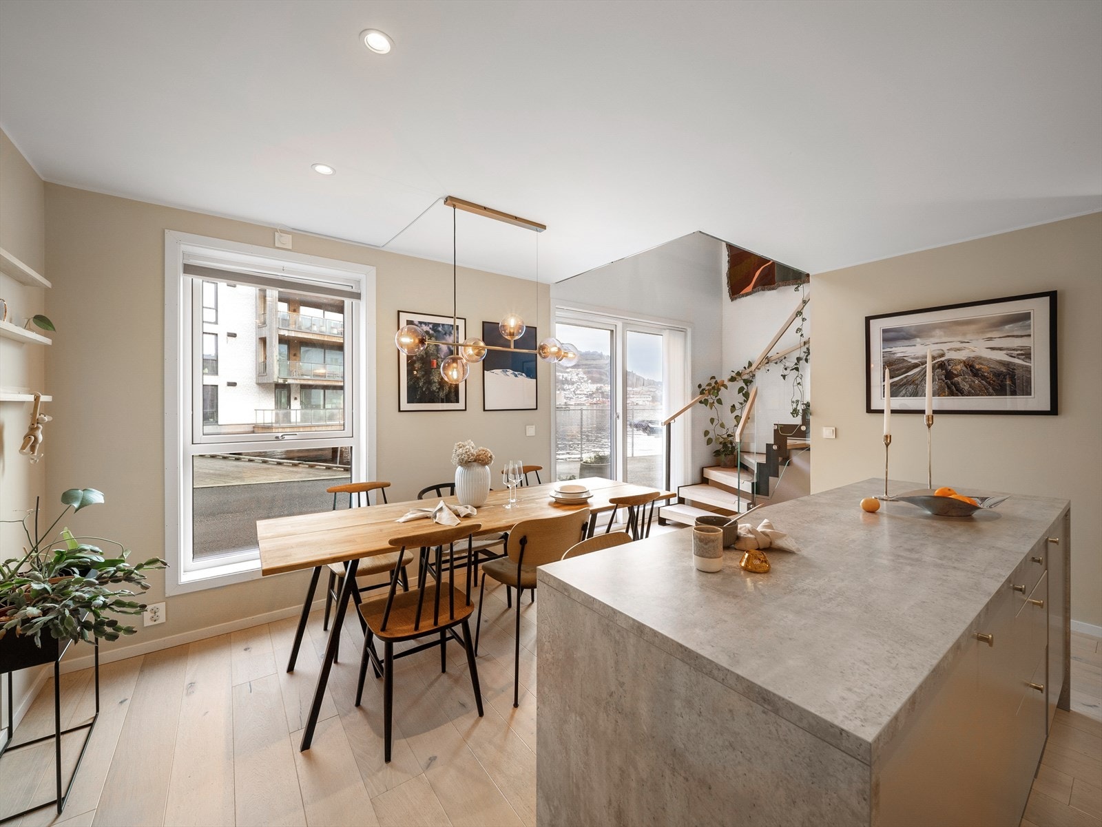 Det er åpen spisestue-/kjøkkenløsning - et herlig rom og naturlig samlingspunkt i leiligheten med store vindusflater og skyvedør ut. Galleribilde