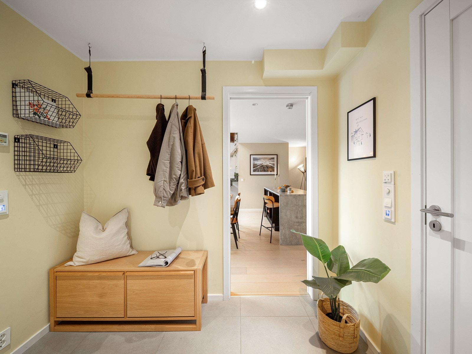 Vannbåren gulvvarme i stue/kjøkken i 1. etasje. Termostatstyrt gulvvarme i entrè og på baderommene. Galleribilde