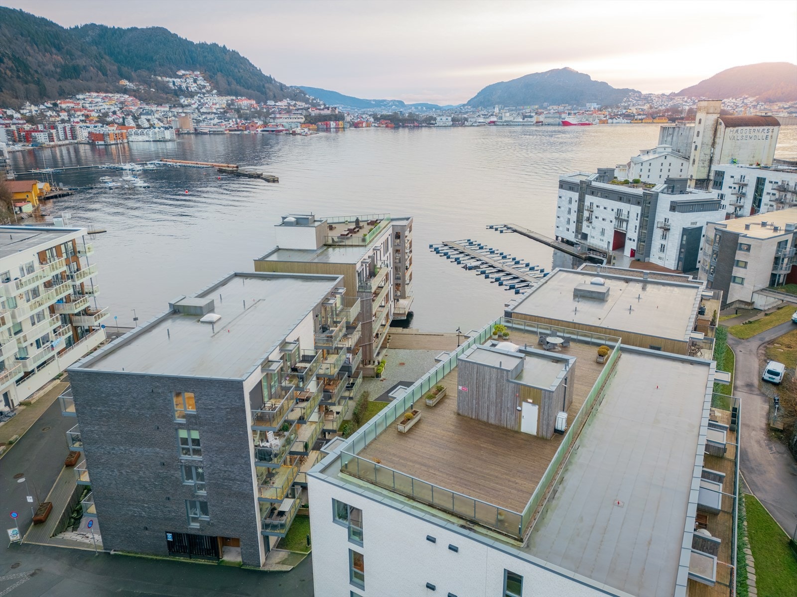 Felles utemøblement og gode sol- og utsiktsforhold. Galleribilde