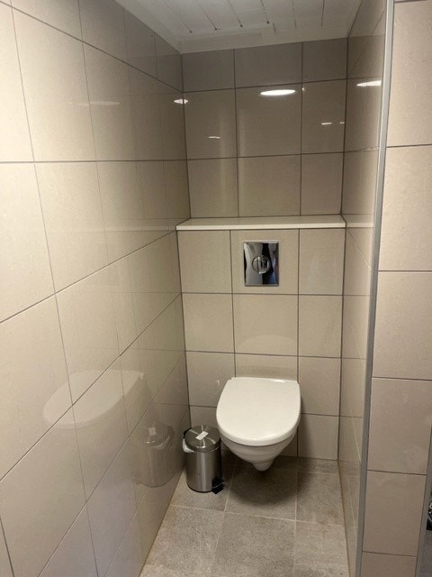 vegg hengt toalett Galleribilde