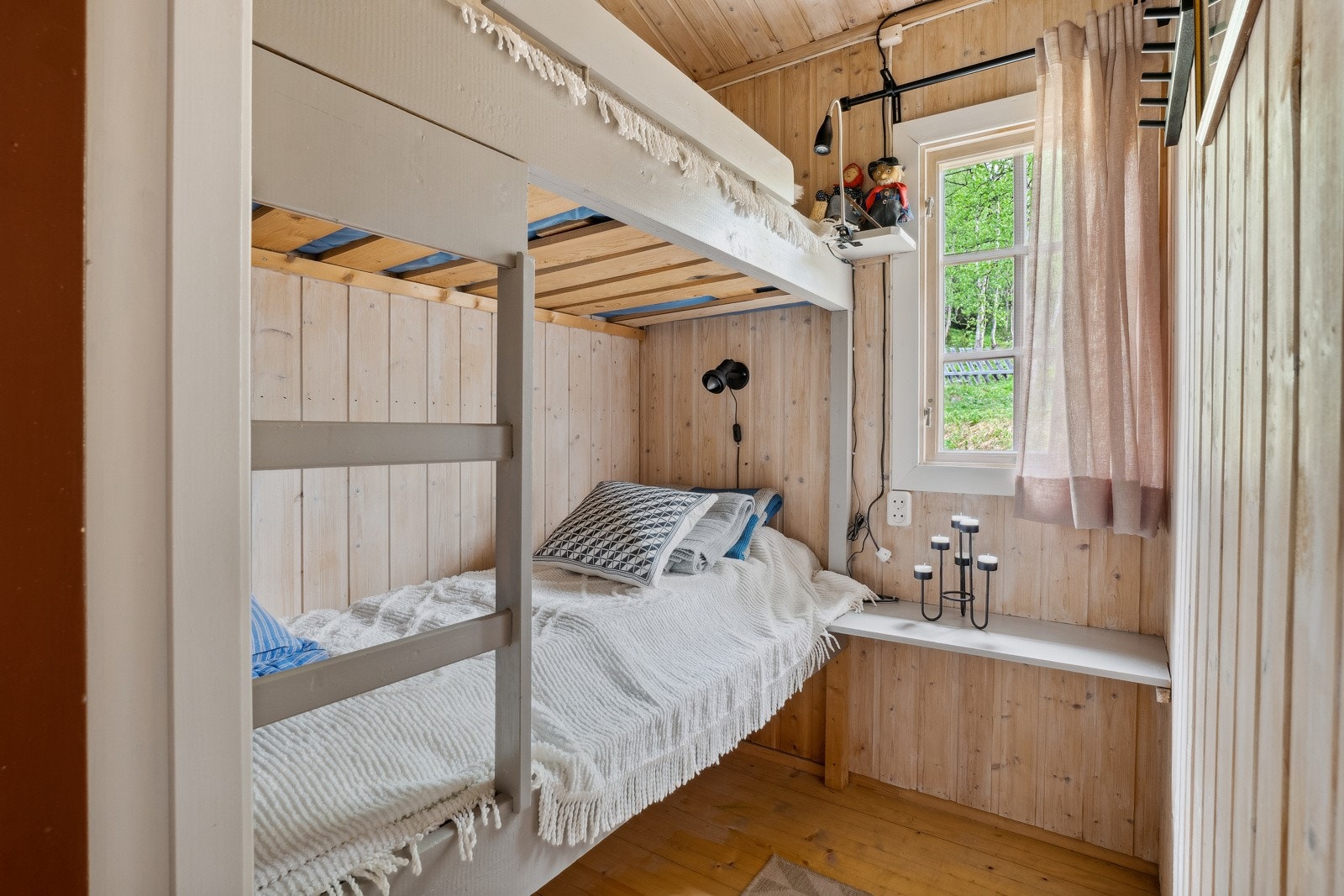 Ett av soverommene i hoveddelen er innredet med plassbygde køyesenger. Galleribilde