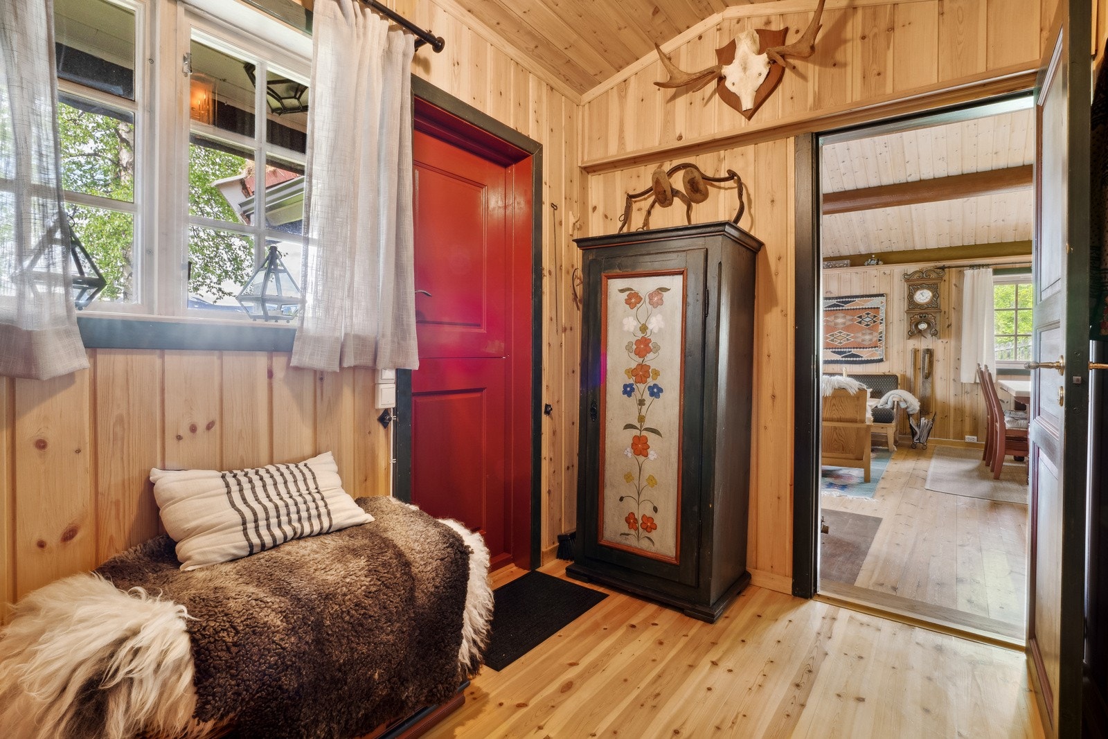 Generasjonsdelen har en romslig entré med paneloverflater, tregulv og inngang til stuen. Installert varmeovn i garderobeskapet for å tørke fuktige uteklær. Galleribilde