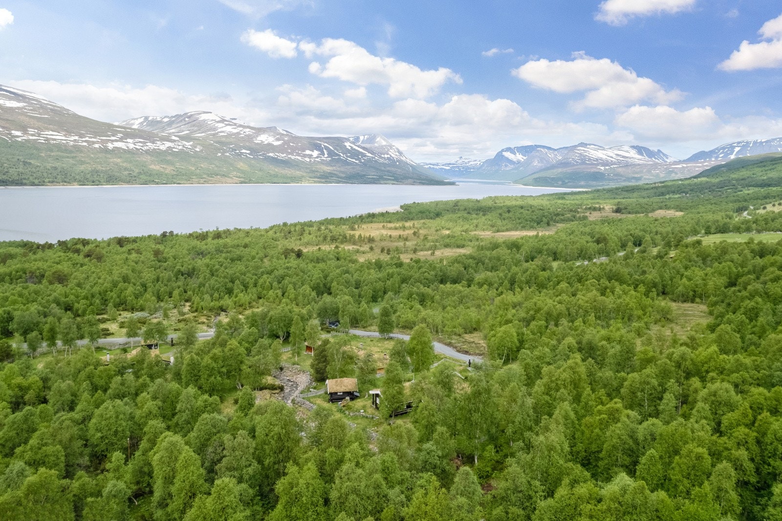 Hytta ligger omkranset av vakker natur og helårs turterreng. Det er mulighet for ørretfiske i Gjevilvatnet. Galleribilde