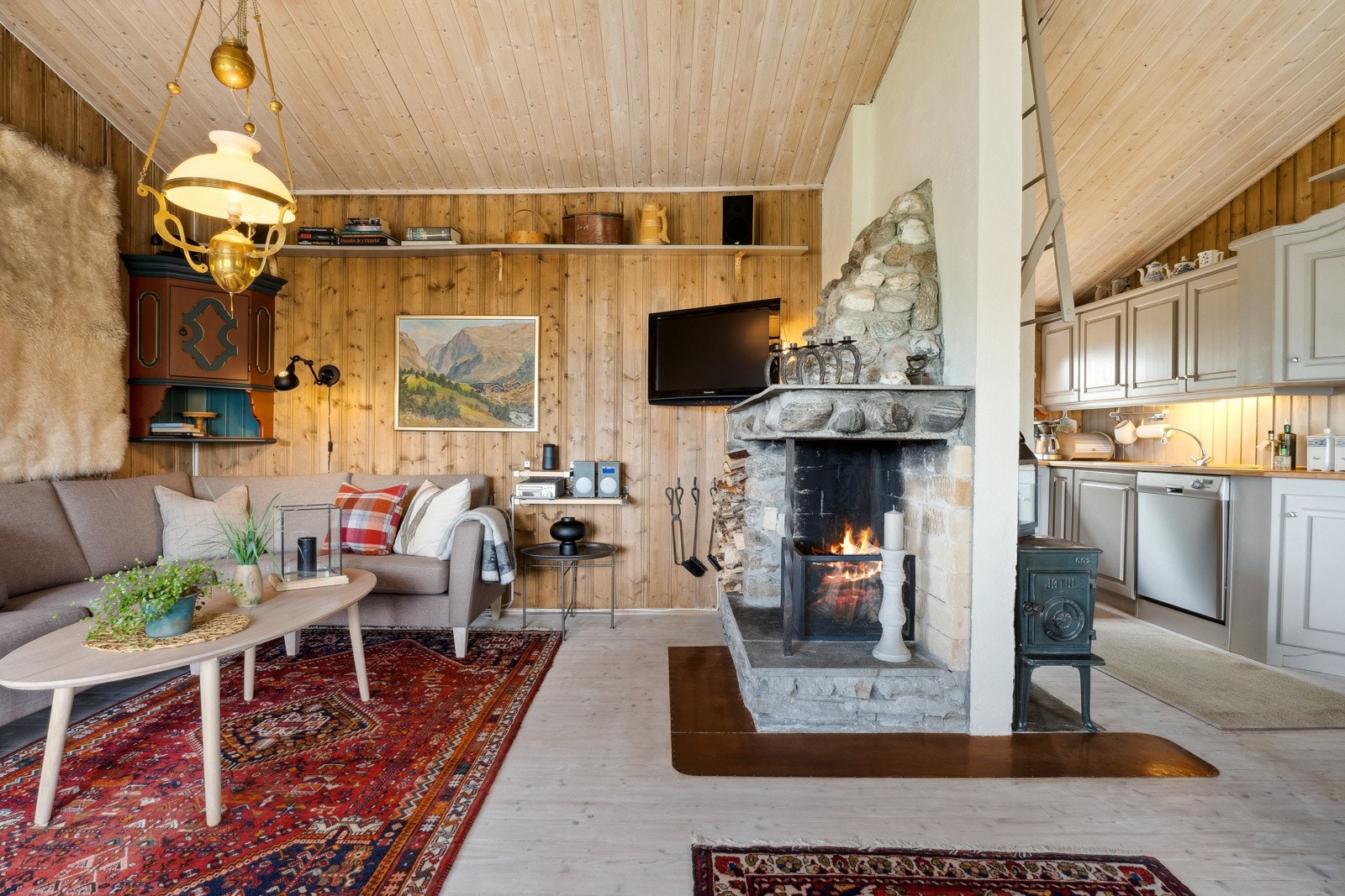 Hoveddelen har en hyggelig gruepeis i stuen og en vedovn i kjøkkensonen. Galleribilde