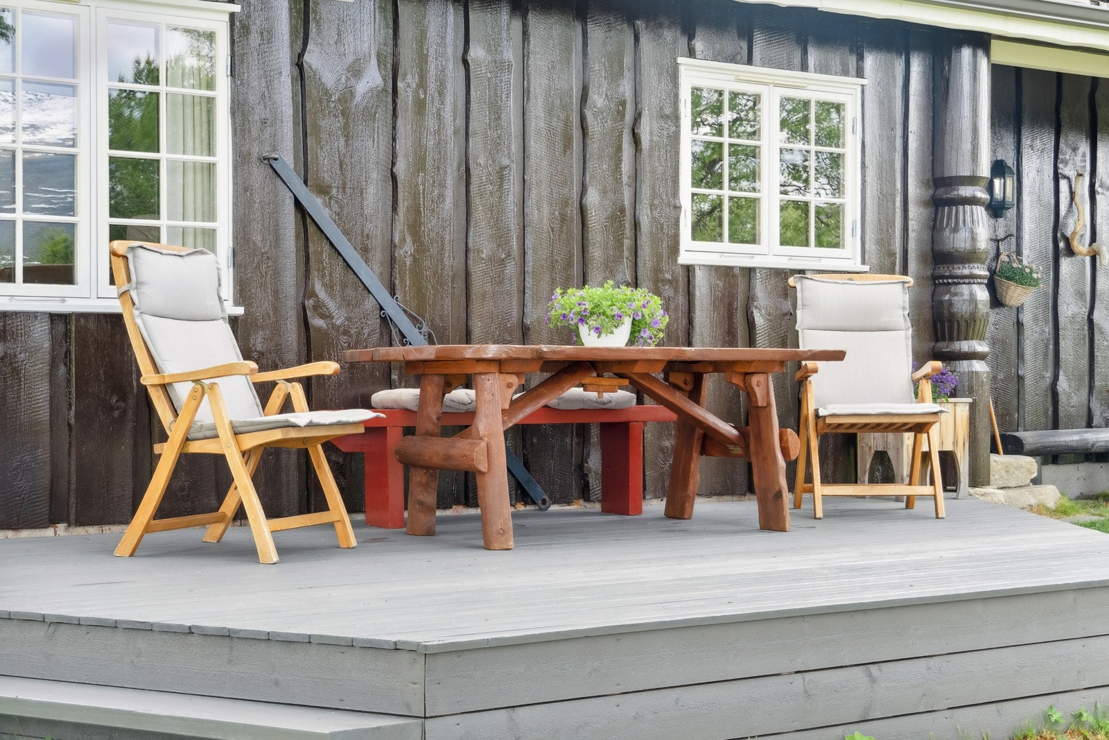 Hoveddelen har en vestvendt terrasse på ca. 13 kvm, med god plass til en møbelgruppe. Galleribilde