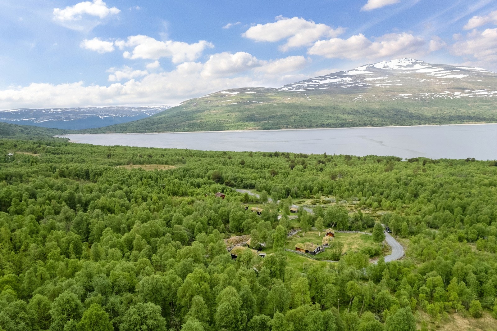 Fra eiendommen er det nydelig utsikt til Gjevilvatnet og fjellrekkene med Storhornet, et yndet turmål på 1550 moh. Galleribilde
