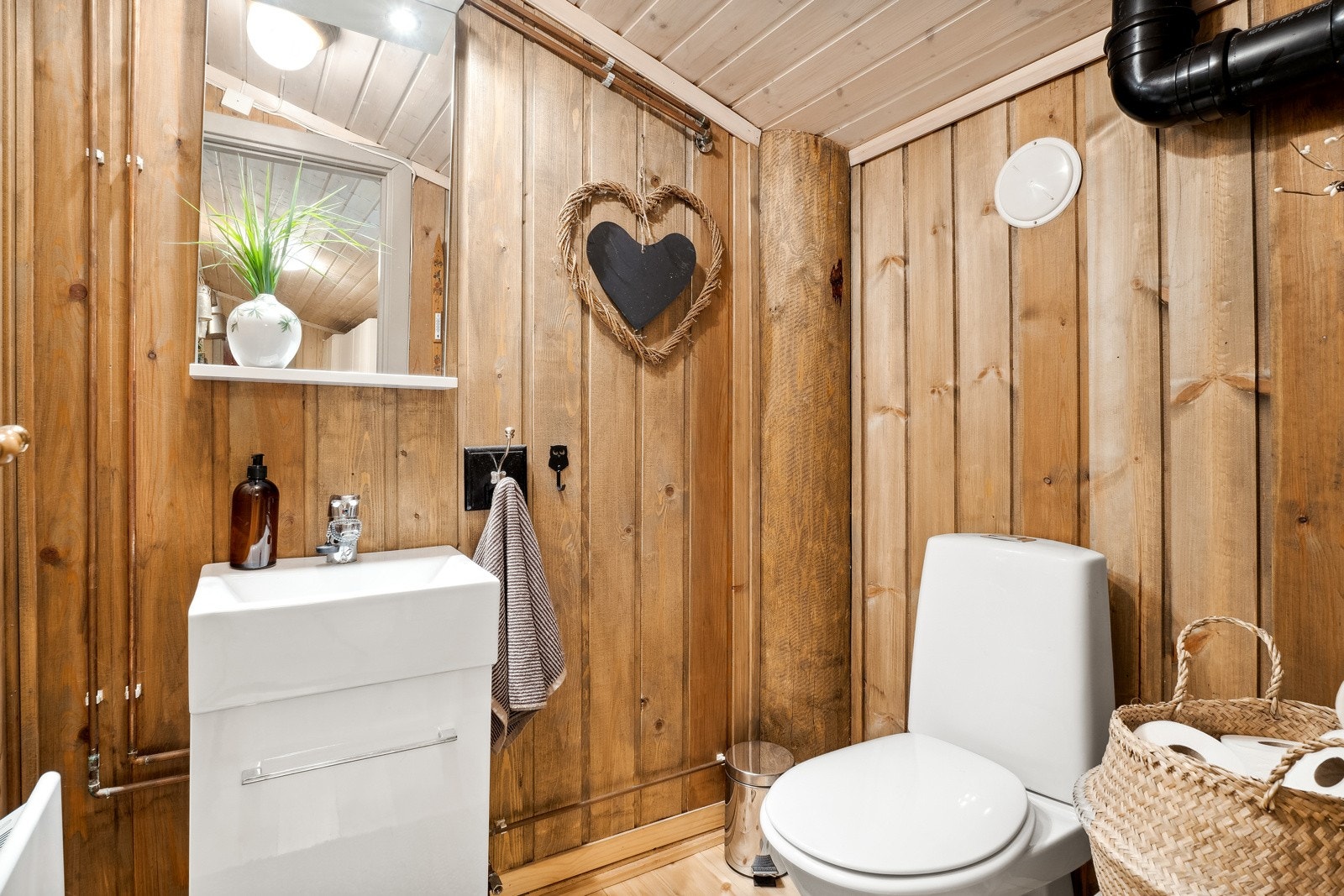 Toalettrommet har adkomst fra gangen som knytter sammen de to delene av hytta. Rommet har toalett og servantinnredning. Galleribilde