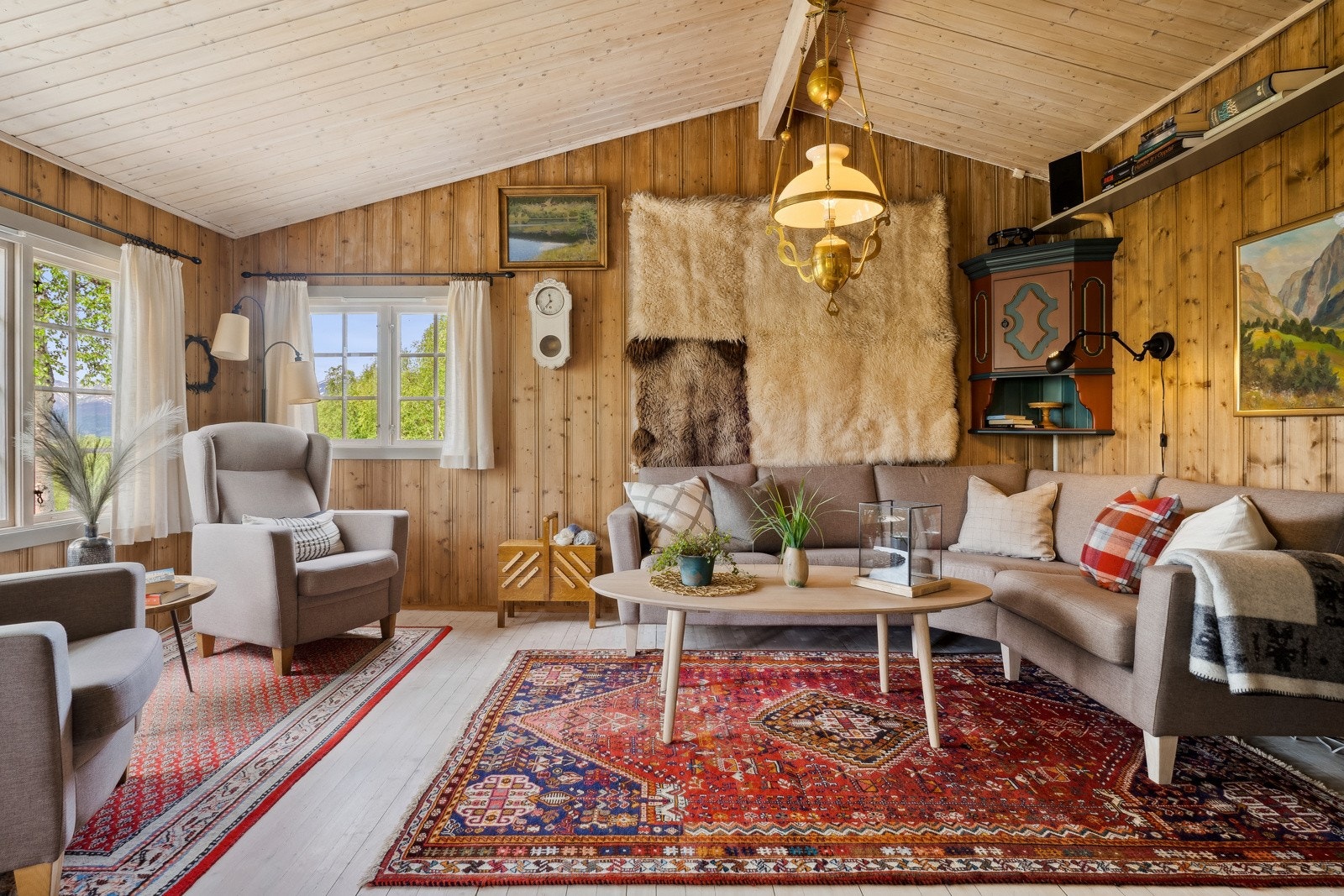 Hovedstuen er lys og luftig, men samtidig lun og sjarmerende. Hele hytta bærer preg av godt vedlikehold og omsorg. Galleribilde