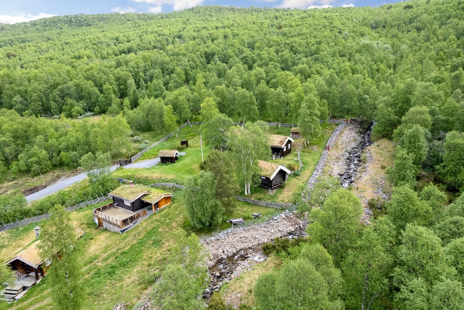 Tomten er kanskje den beste på hele feltet, høyt plassert, skrånende mot vest og med nydelig utsikt til vann og fjell. Galleribilde