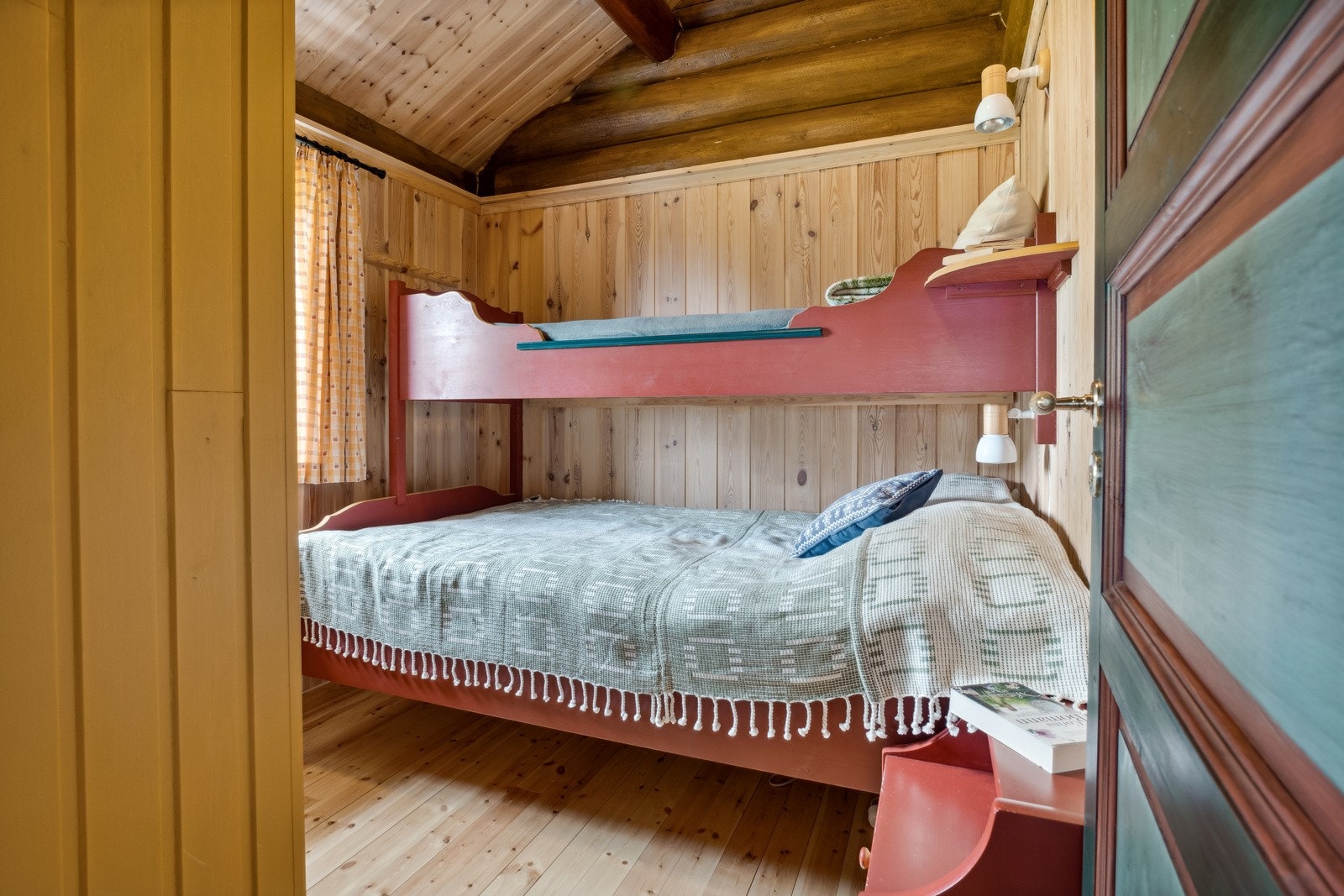 Sengene i generasjonsdelen er malt i bonderødt, som matcher innerdørene i bondeblått og- rødt. Galleribilde