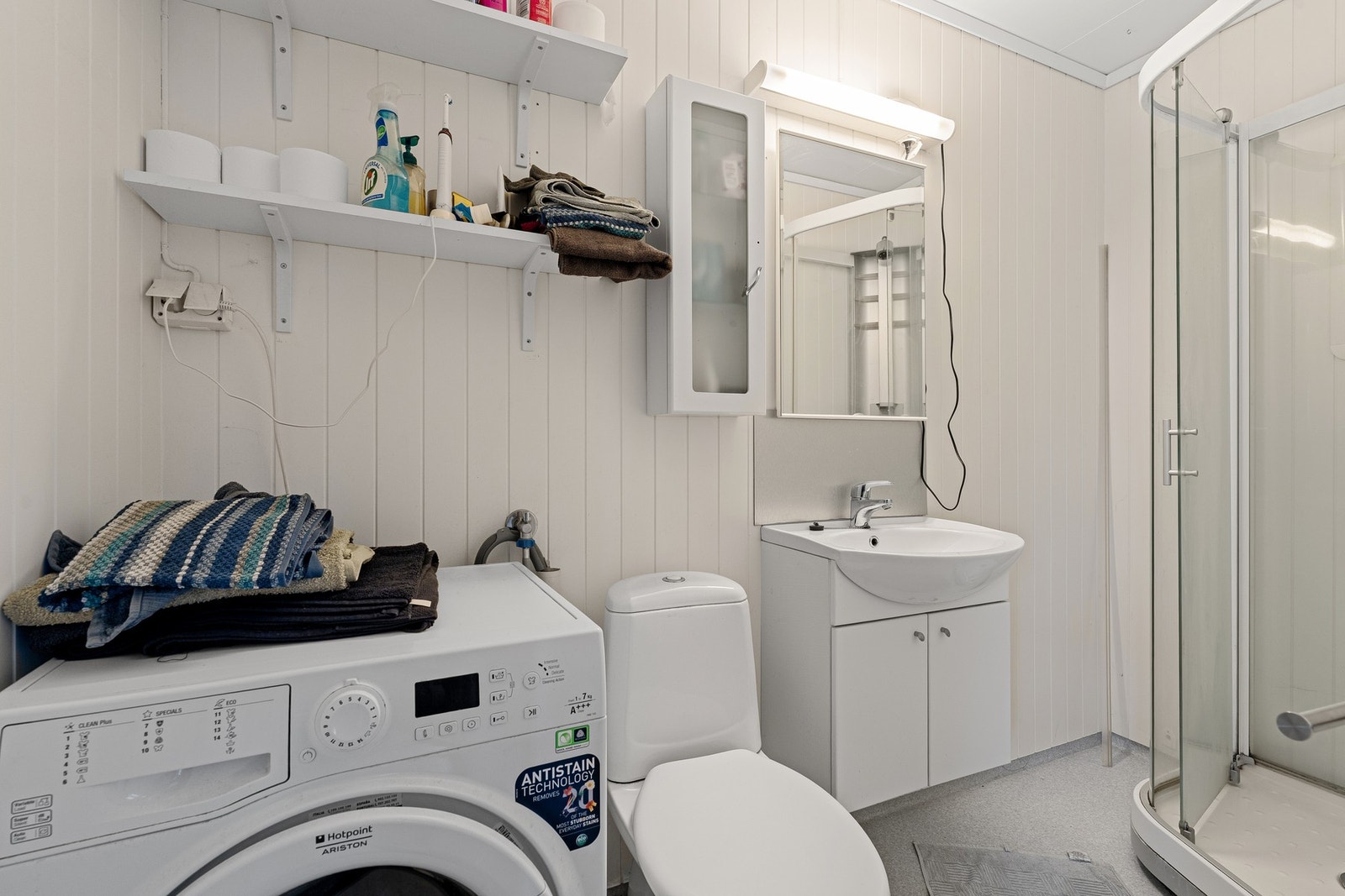 - Bad med dusjkabinett og opplegg for vaskemaskin - Galleribilde