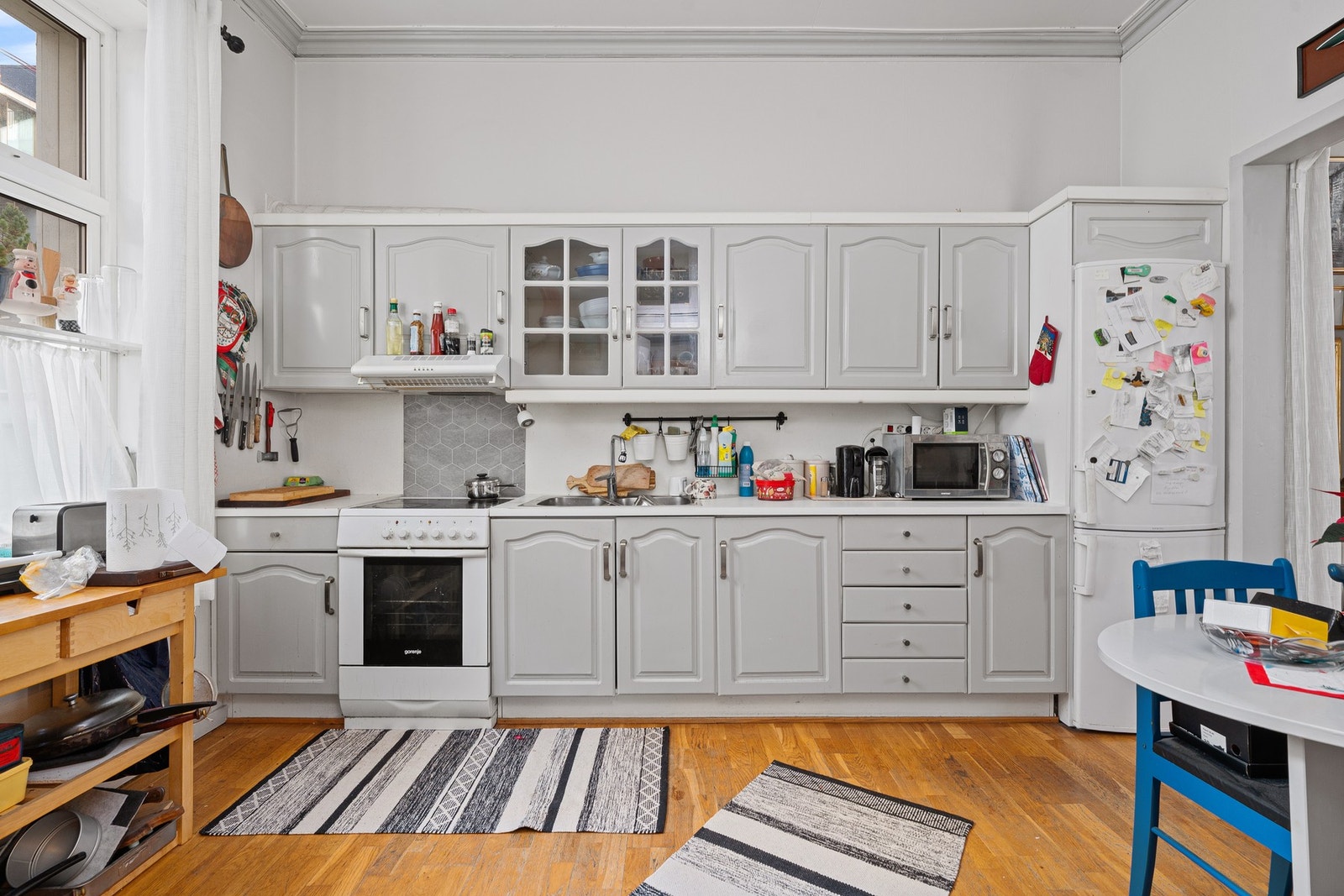 - Romslig kjøkken med plass til spisebord - Galleribilde