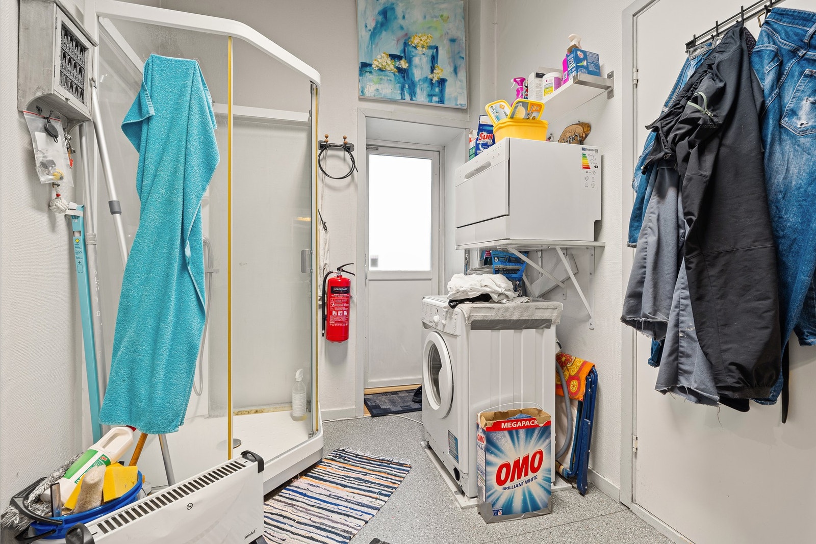 - Bad med dusjkabinett og opplegg for vaskemaskin | Dør ut til felles bakgård - Galleribilde