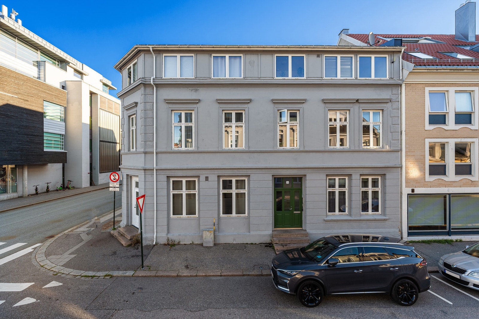 - Felles inngangsparti og ny flott ytterdør fra 2024 - Galleribilde