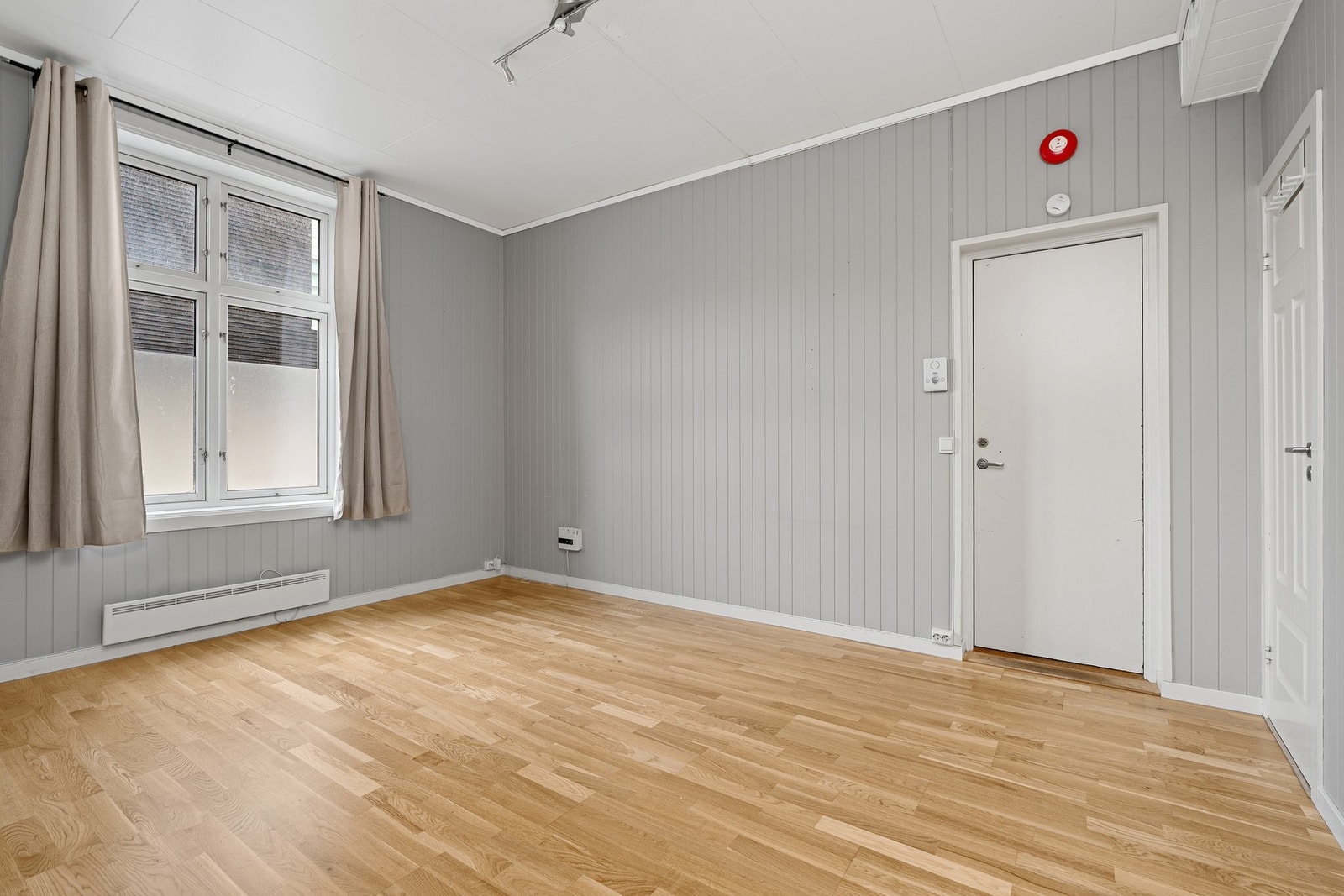 |Nr.1 (inngang gjennom bakgård)|
Denne måler 27kvm og inneholder i dag stue/kjøkken, soverom og bad - Galleribilde